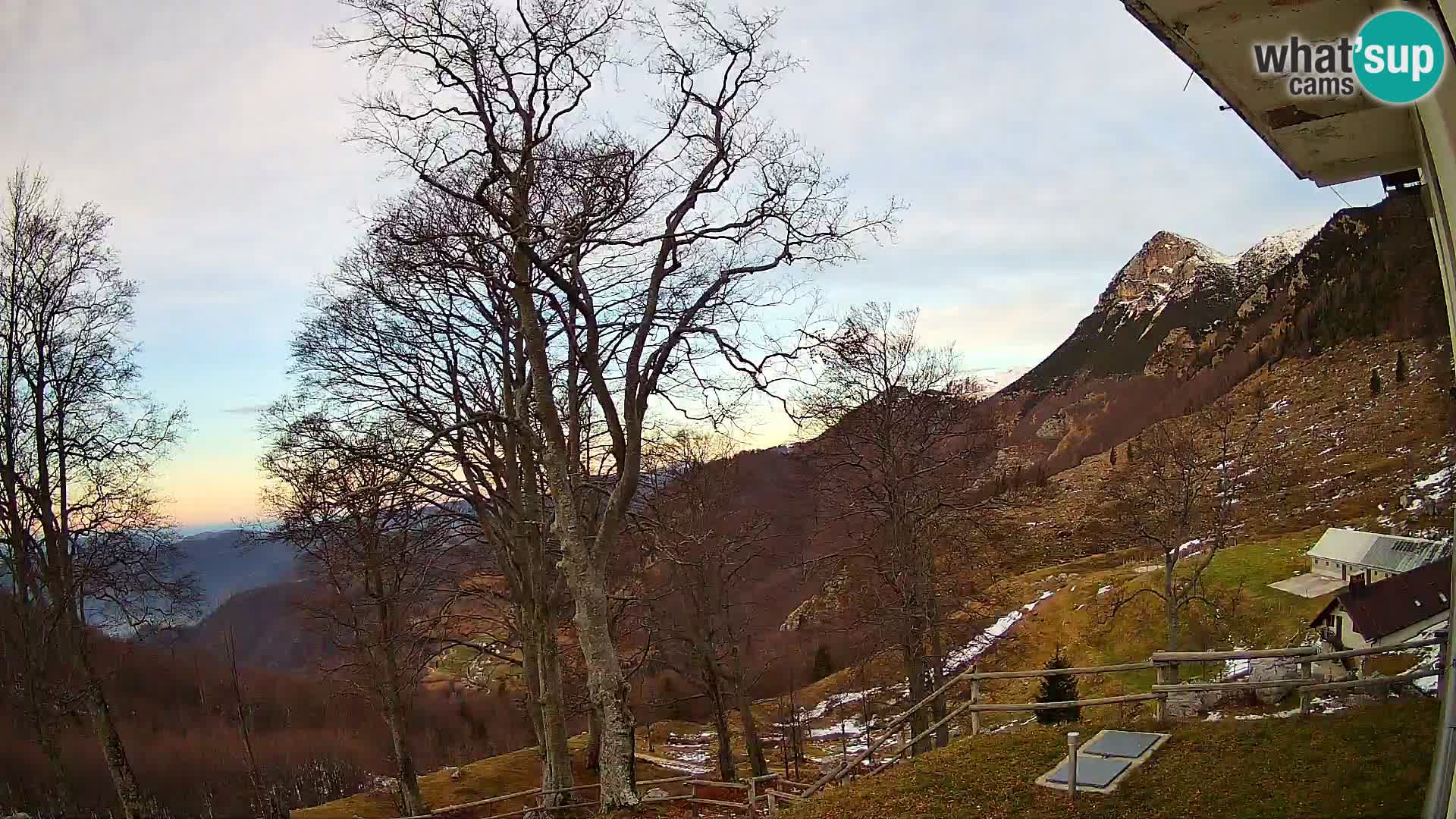 Planinarski dom na planini Razor (1315) | Pogled na Tolminski Migovec