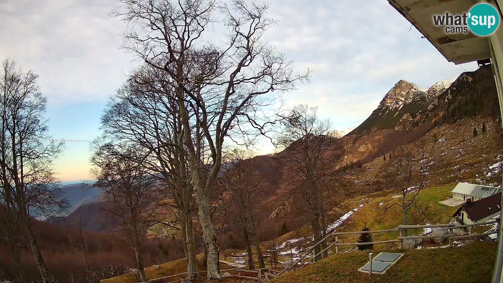 Baita di montagna Planina Razor webcam (1315) | vista su Tolminski Migovec