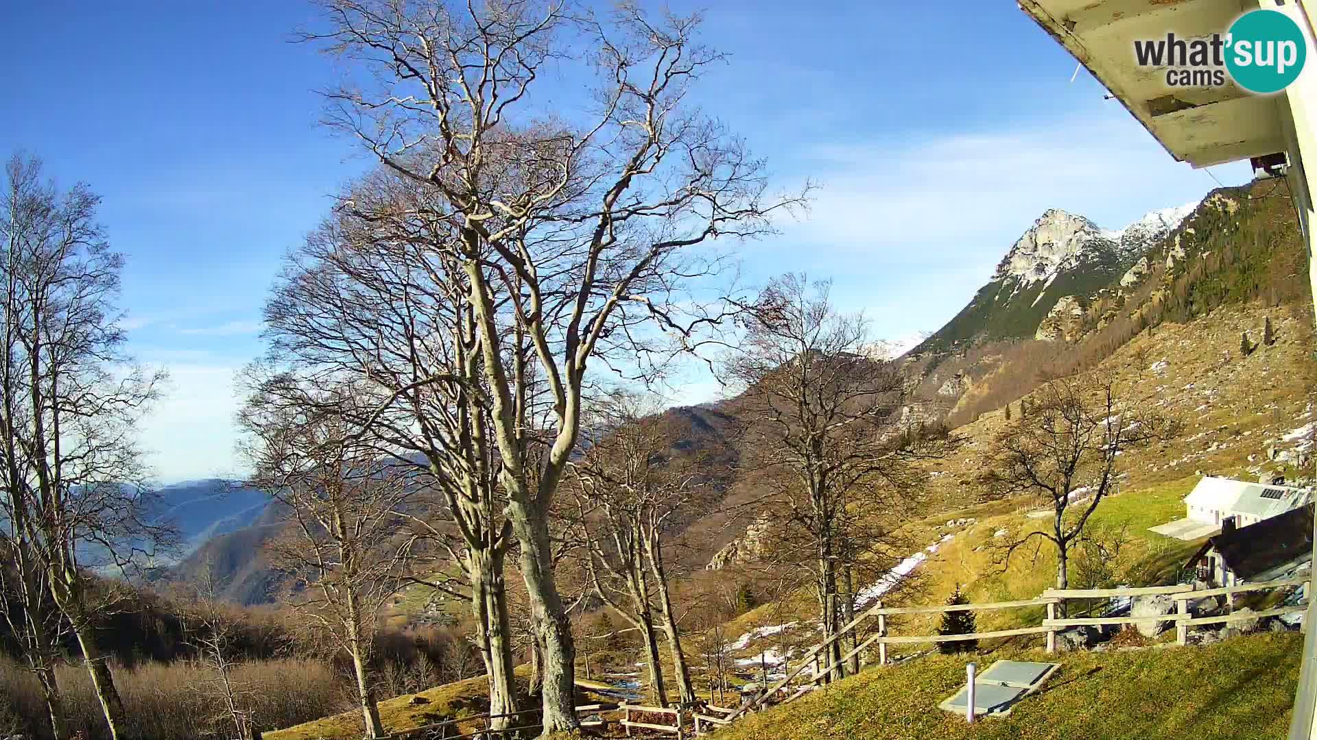 Baita di montagna Planina Razor webcam (1315) | vista su Tolminski Migovec