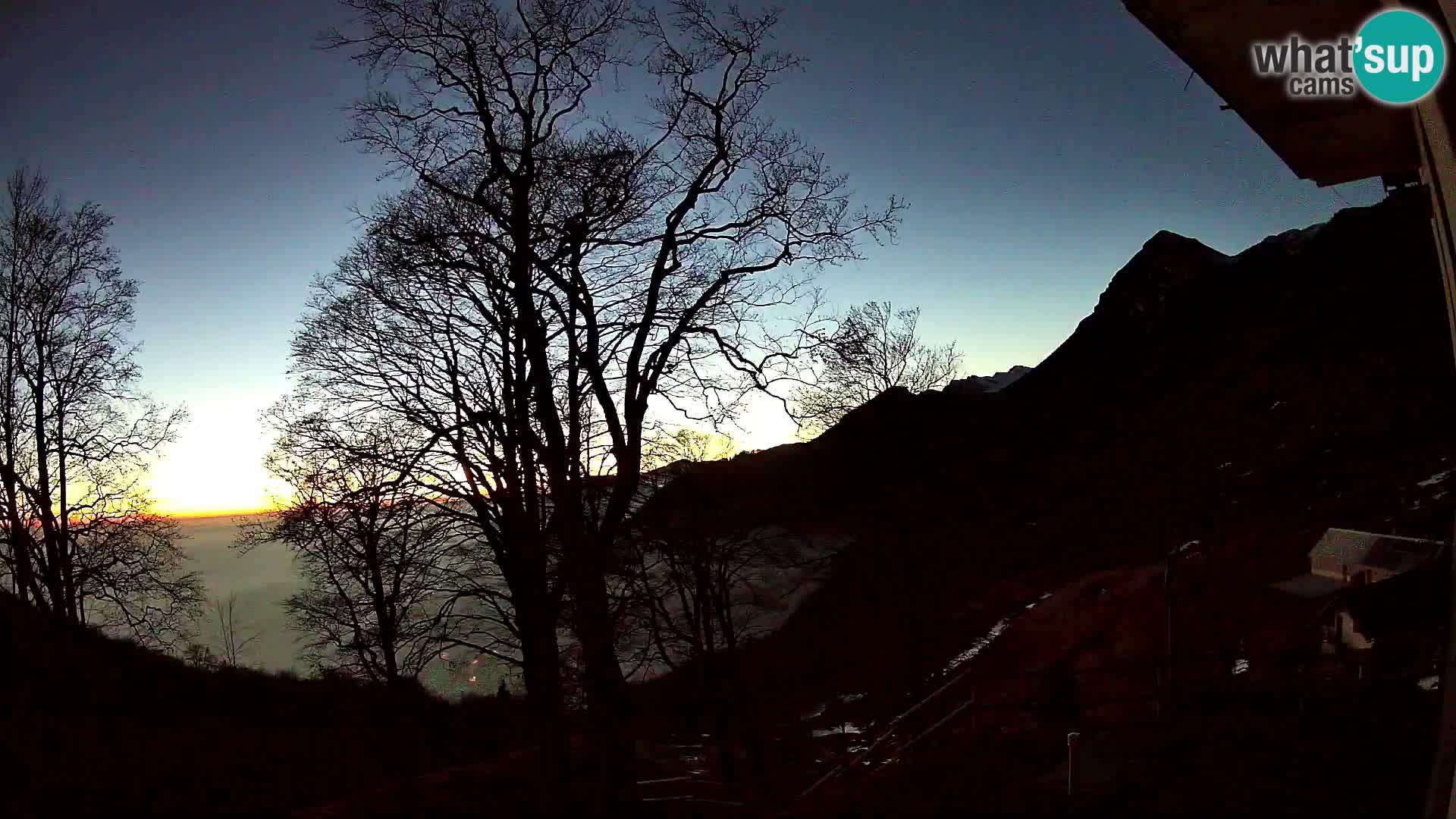 Planina Razor Bergütte Webcam (1315) | Blick auf Tolminski Migovec