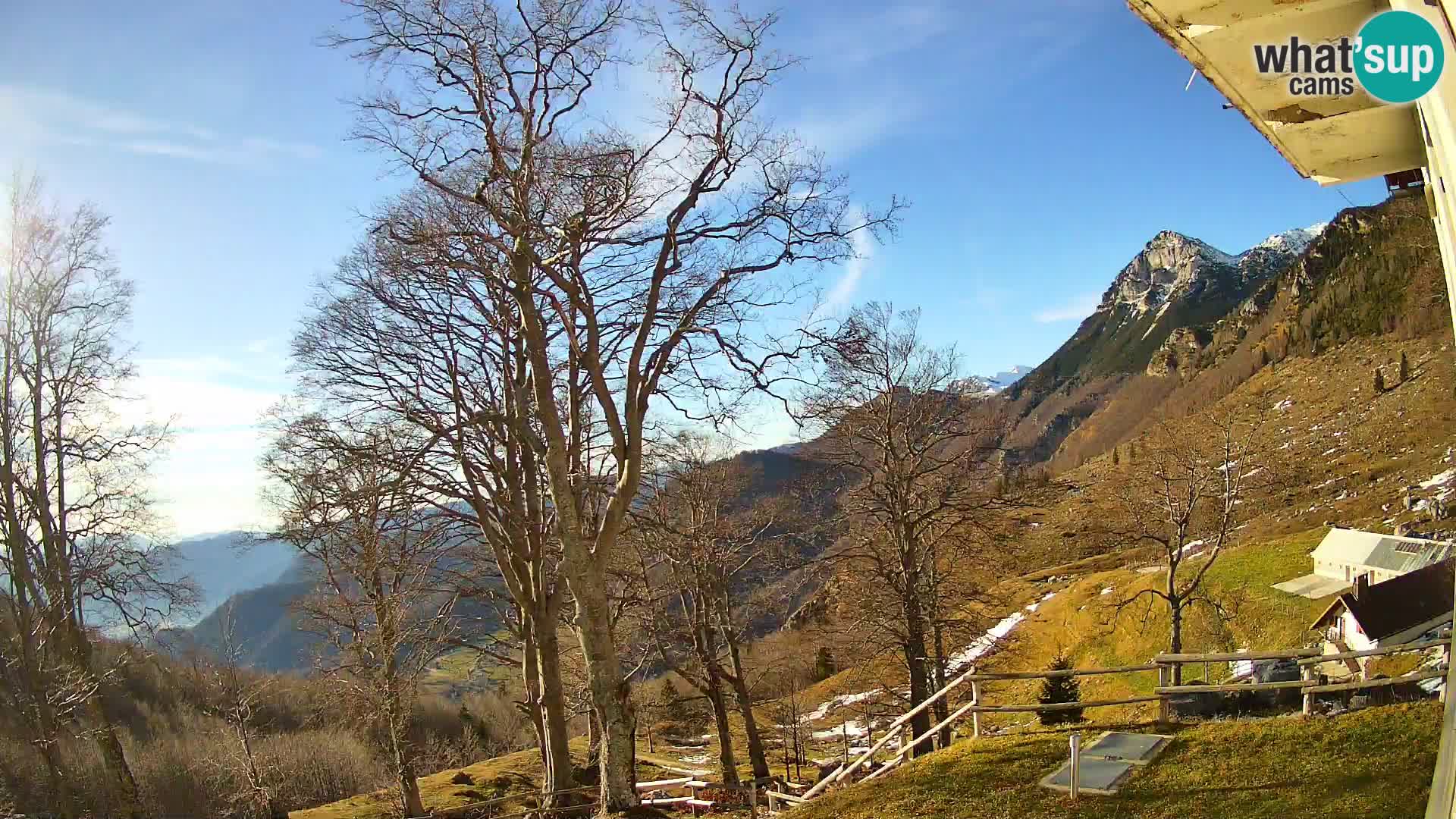 Koča na Planini Razor spletna kamera (1315) | Pogled na Tolminski Migovec