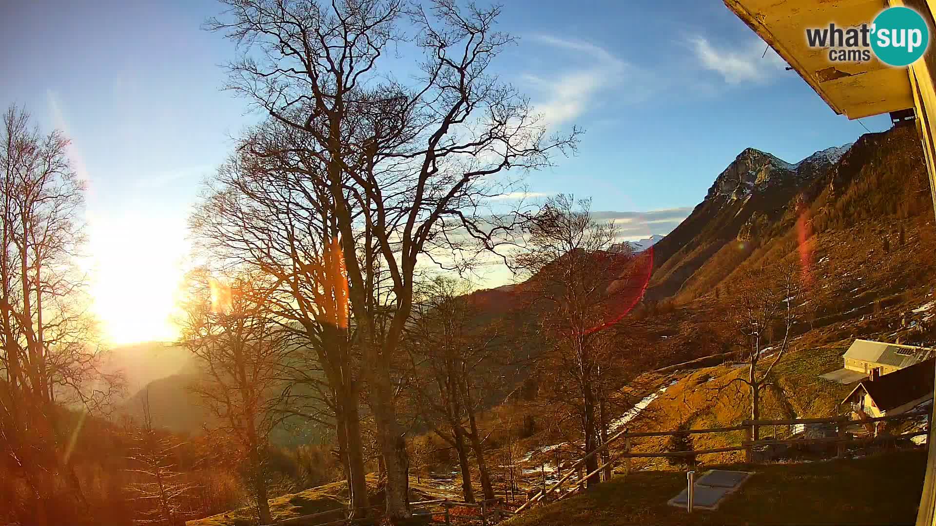 Cámara en vivo de la cabaña de montaña Planina Razor (1315) | vista hacia Tolminski Migovec