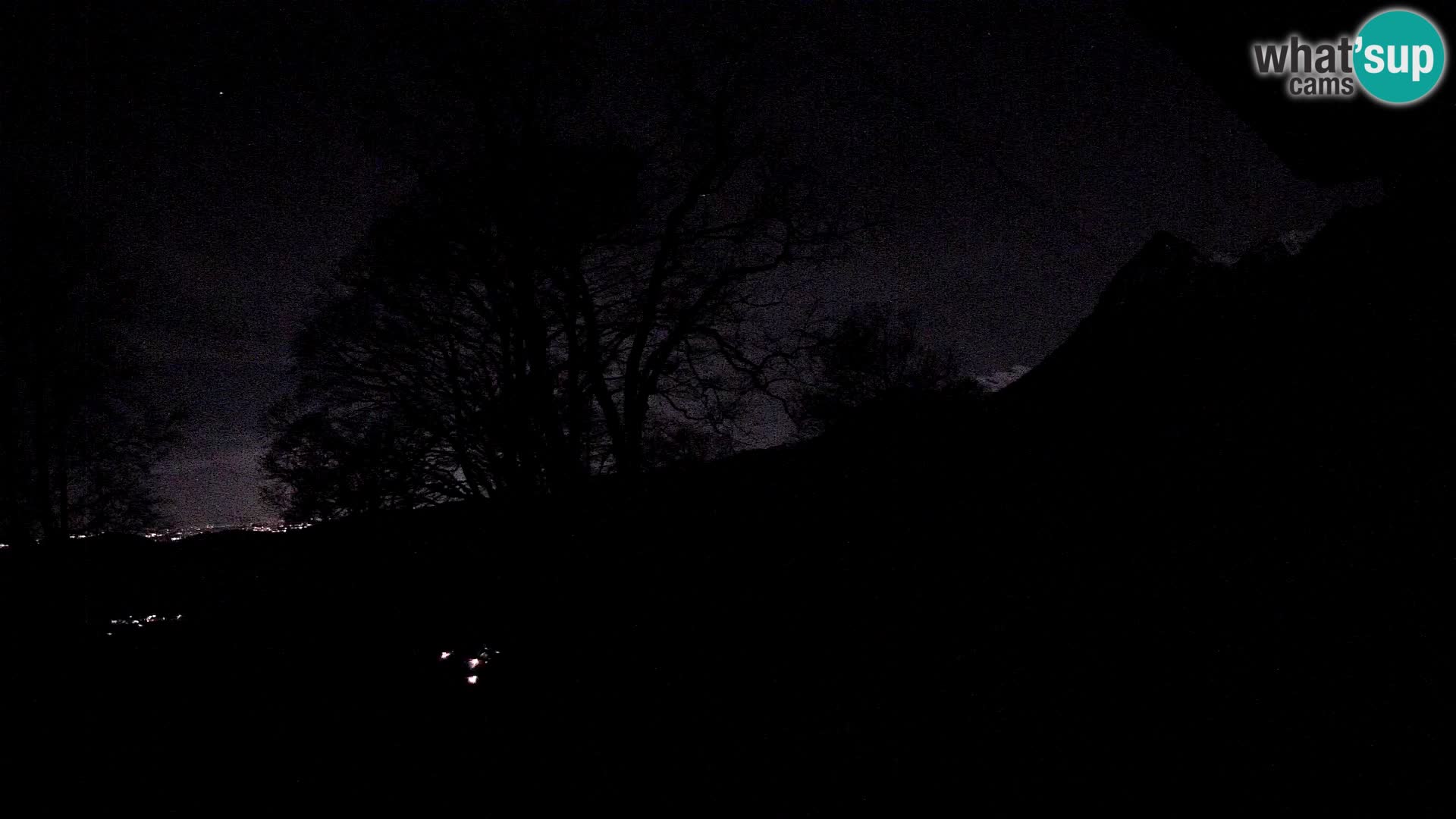 Cámara en vivo de la cabaña de montaña Planina Razor (1315) | vista hacia Tolminski Migovec