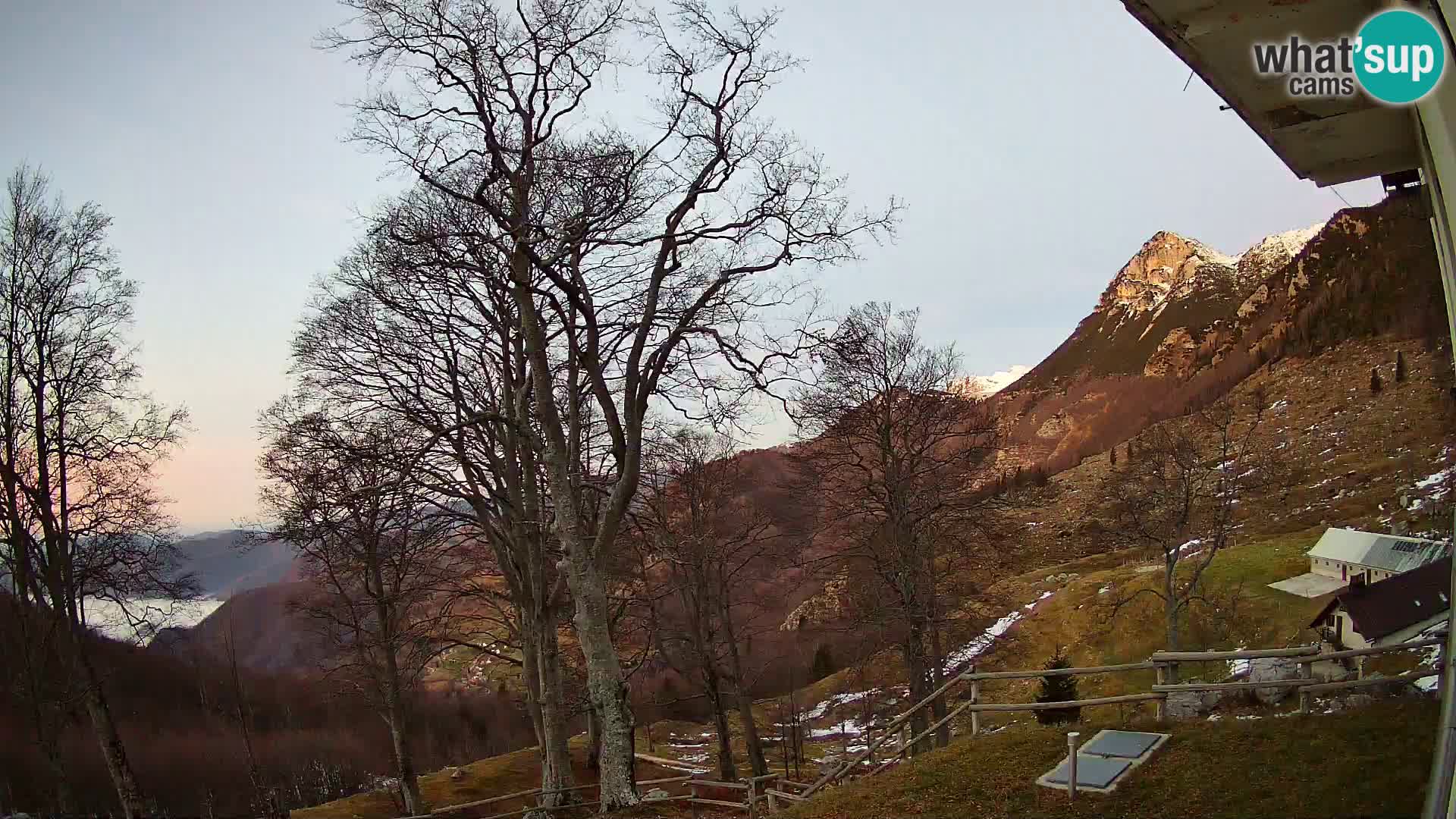 Cámara en vivo de la cabaña de montaña Planina Razor (1315) | vista hacia Tolminski Migovec