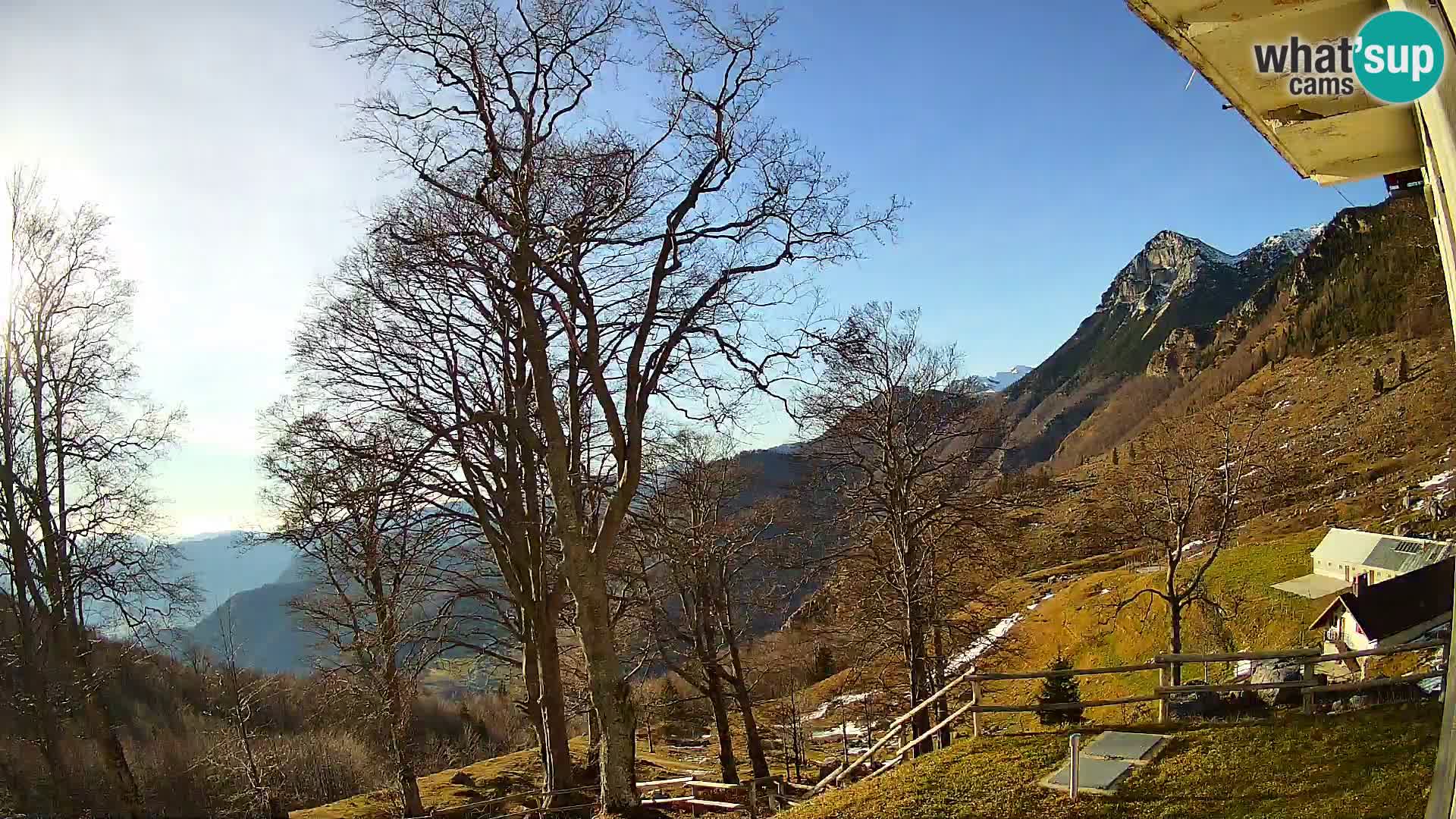 Koča na Planini Razor spletna kamera (1315) | Pogled na Tolminski Migovec