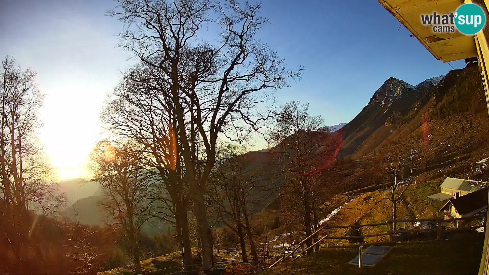 Cámara en vivo de la cabaña de montaña Planina Razor (1315) | vista hacia Tolminski Migovec