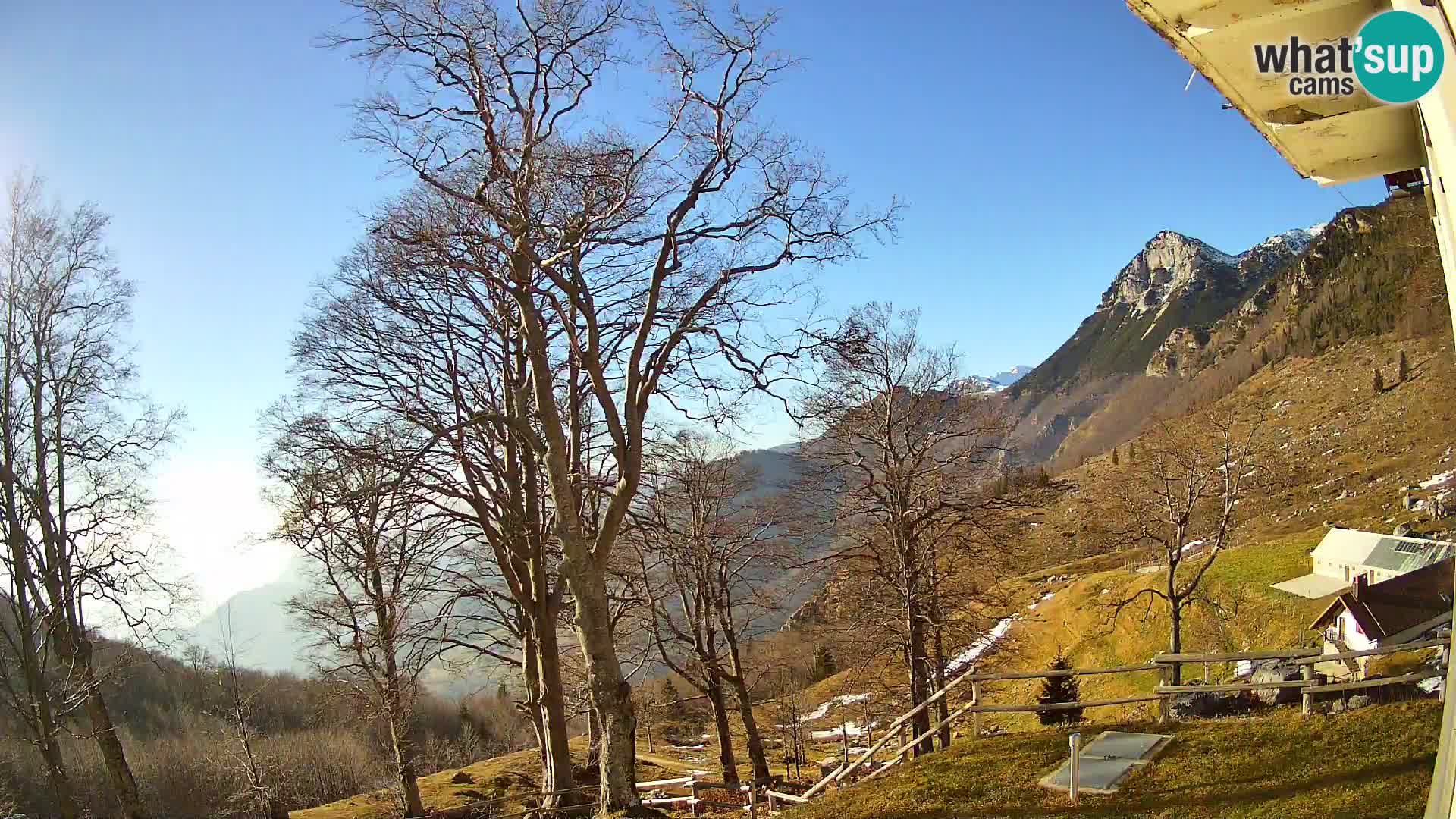 Cámara en vivo de la cabaña de montaña Planina Razor (1315) | vista hacia Tolminski Migovec