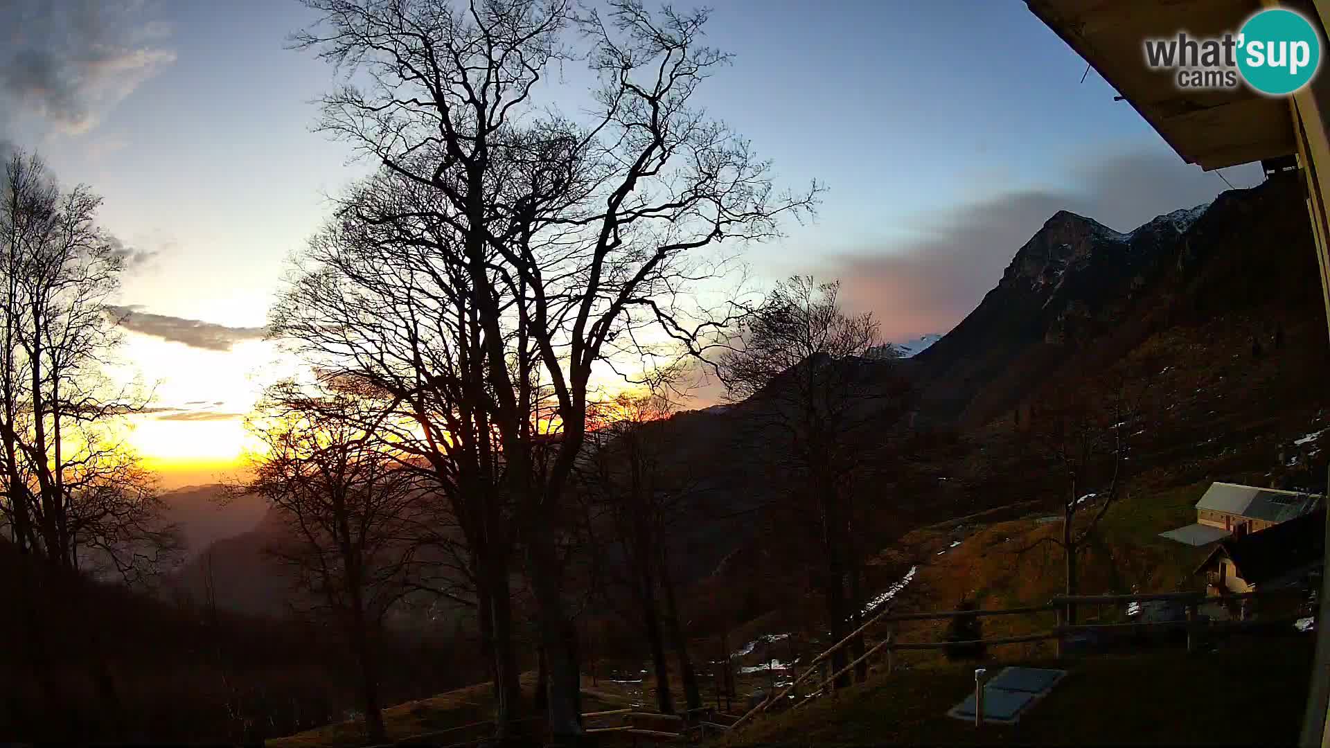 Koča na Planini Razor spletna kamera (1315) | Pogled na Tolminski Migovec