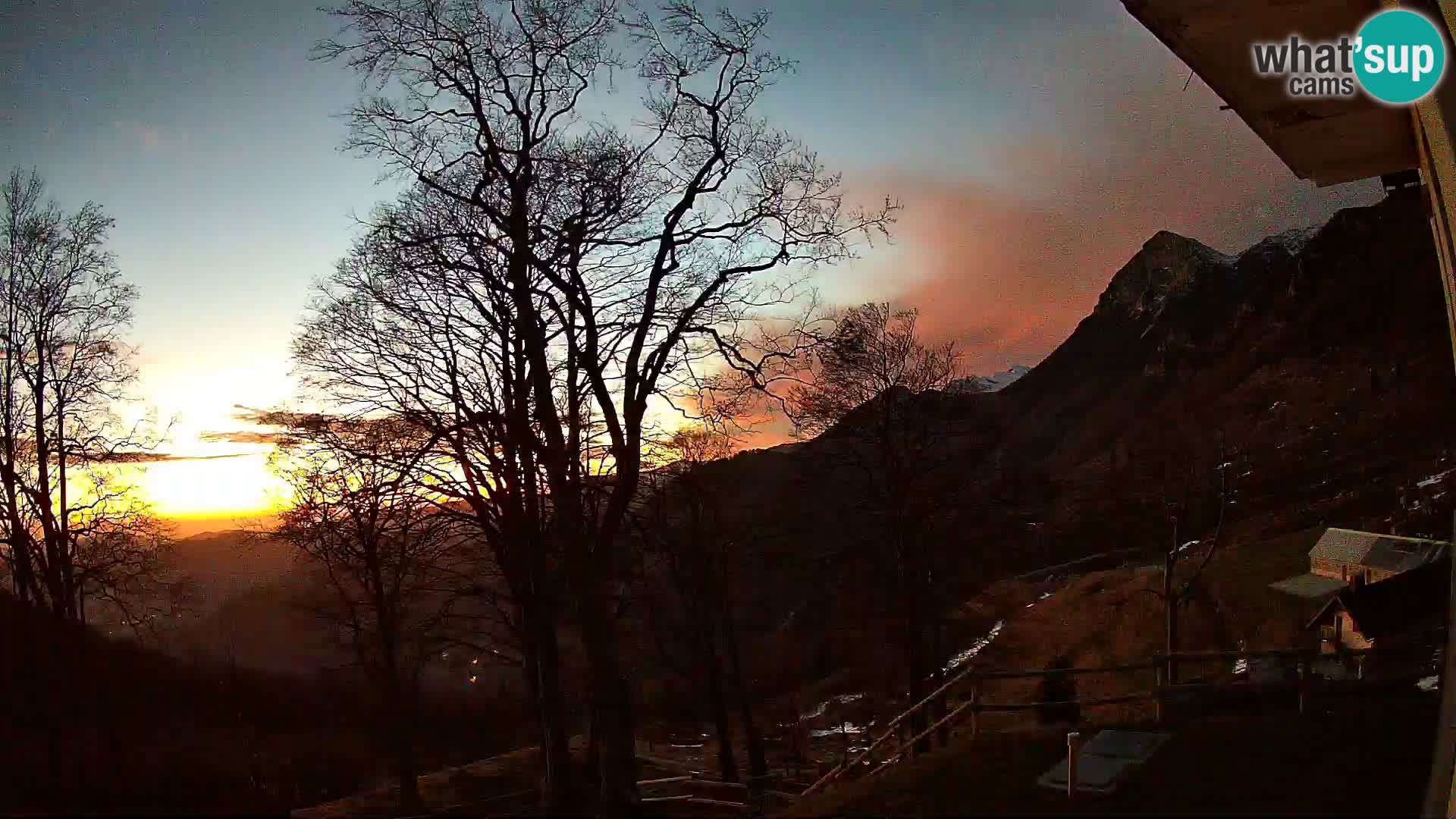 Cámara en vivo de la cabaña de montaña Planina Razor (1315) | vista hacia Tolminski Migovec
