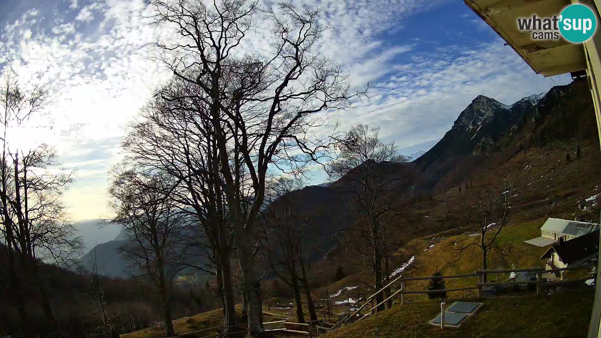 Koča na Planini Razor spletna kamera (1315) | Pogled na Tolminski Migovec