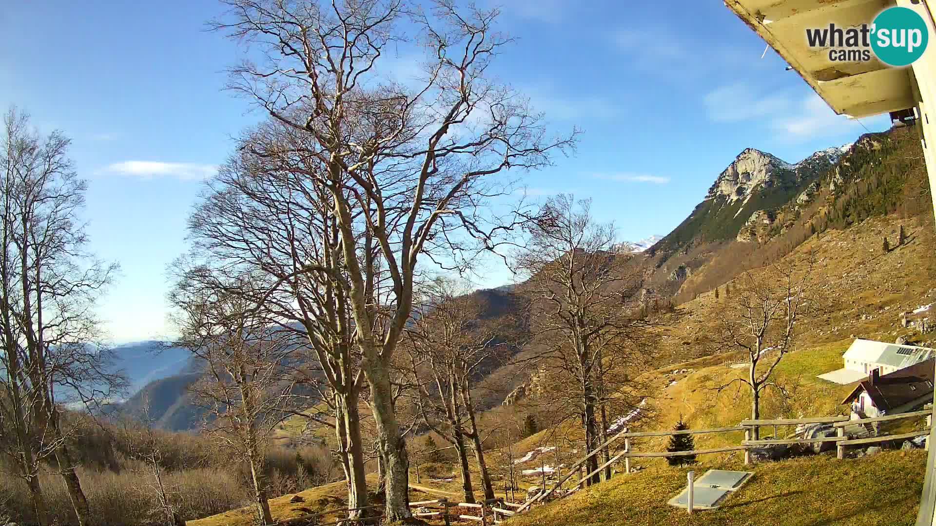 Cámara en vivo de la cabaña de montaña Planina Razor (1315) | vista hacia Tolminski Migovec