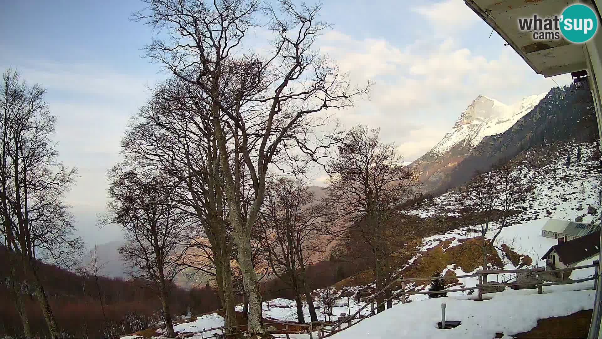 Cámara en vivo de la cabaña de montaña Planina Razor (1315) | vista hacia Tolminski Migovec