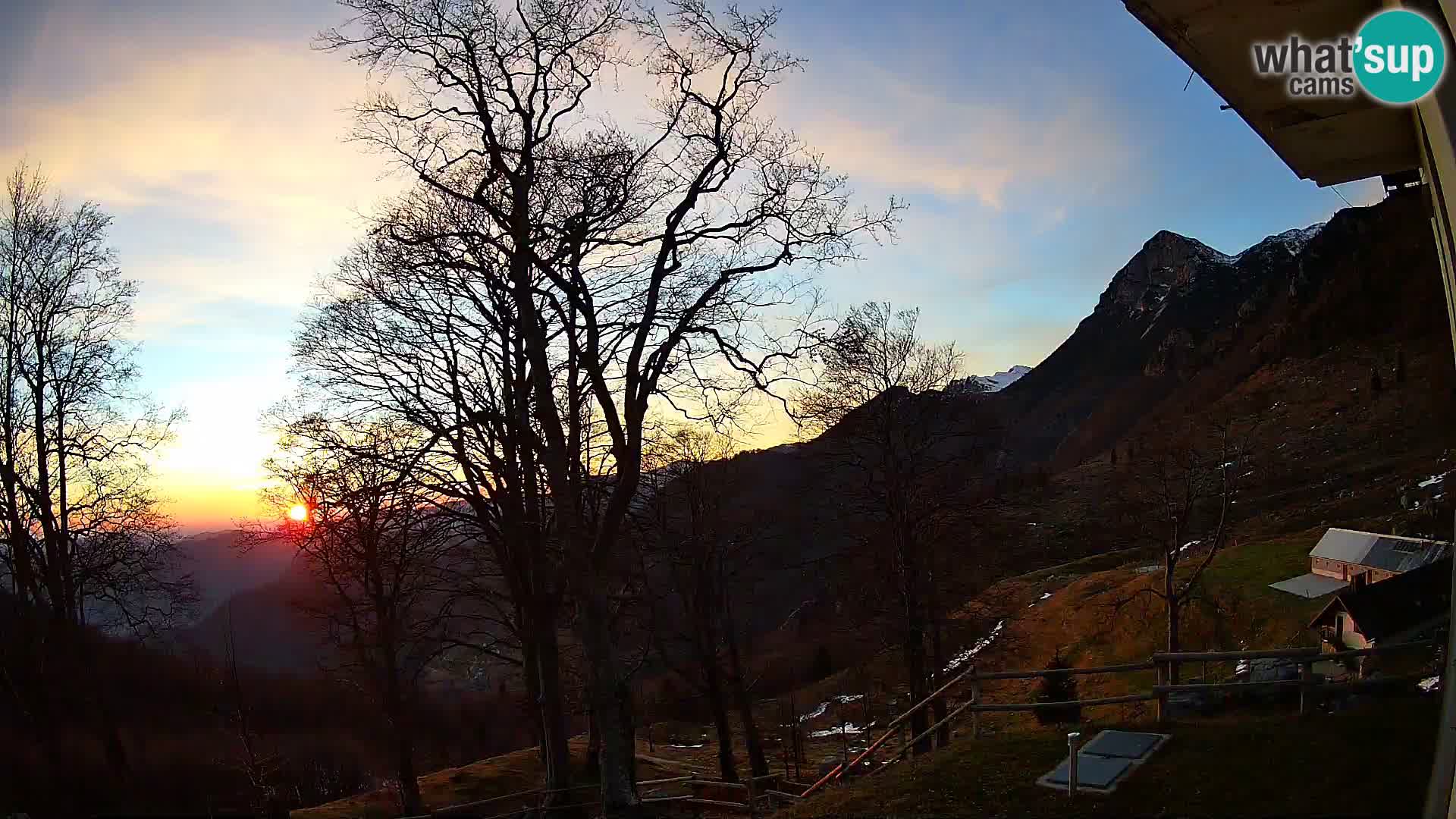 Koča na Planini Razor spletna kamera (1315) | Pogled na Tolminski Migovec