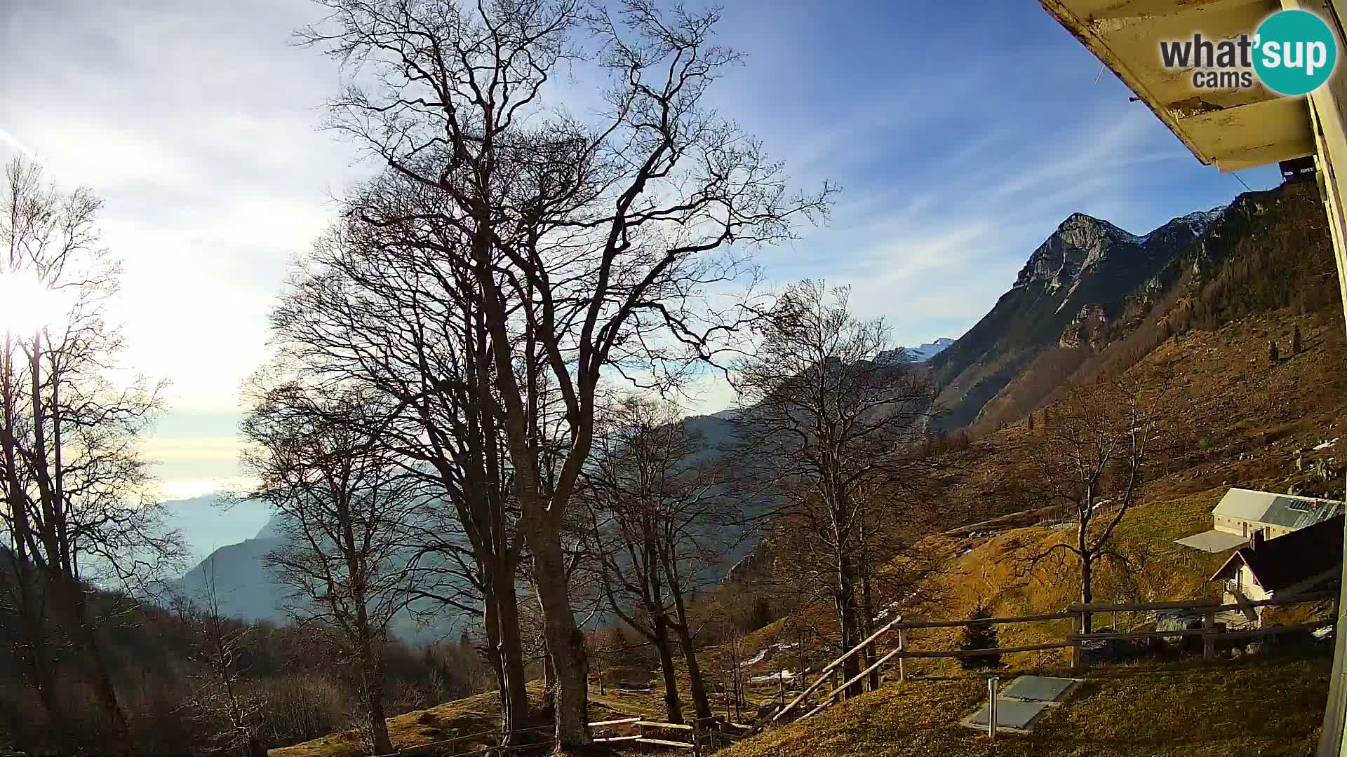 Koča na Planini Razor spletna kamera (1315) | Pogled na Tolminski Migovec