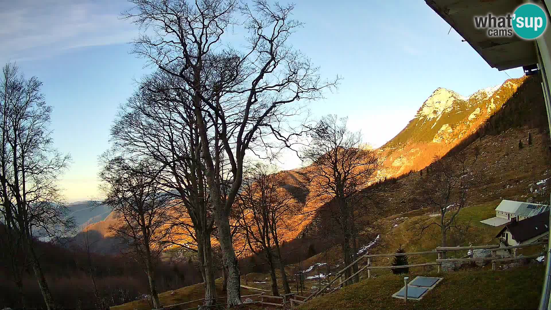 Baita di montagna Planina Razor webcam (1315) | vista su Tolminski Migovec
