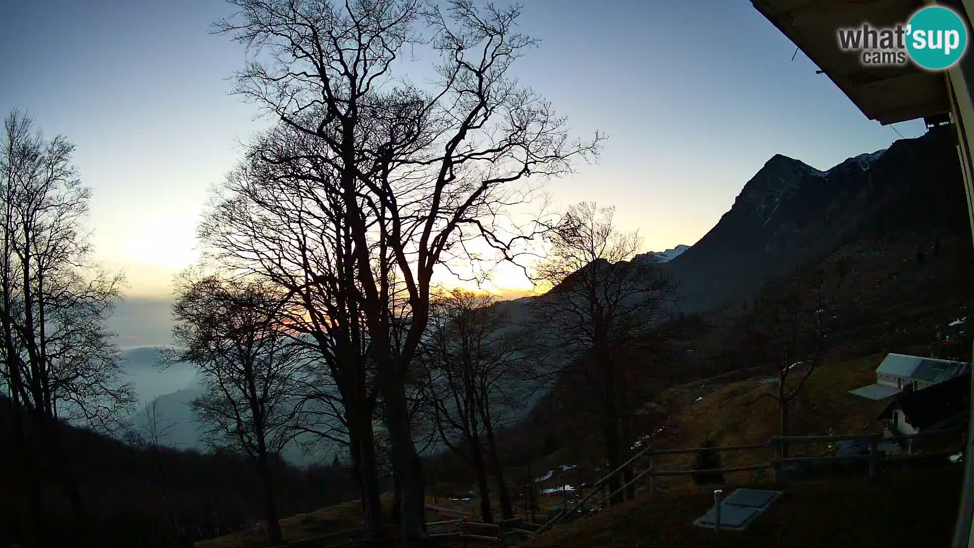 Planina Razor Mountain Hut live cam (1315) | view to Tolminski Migovec