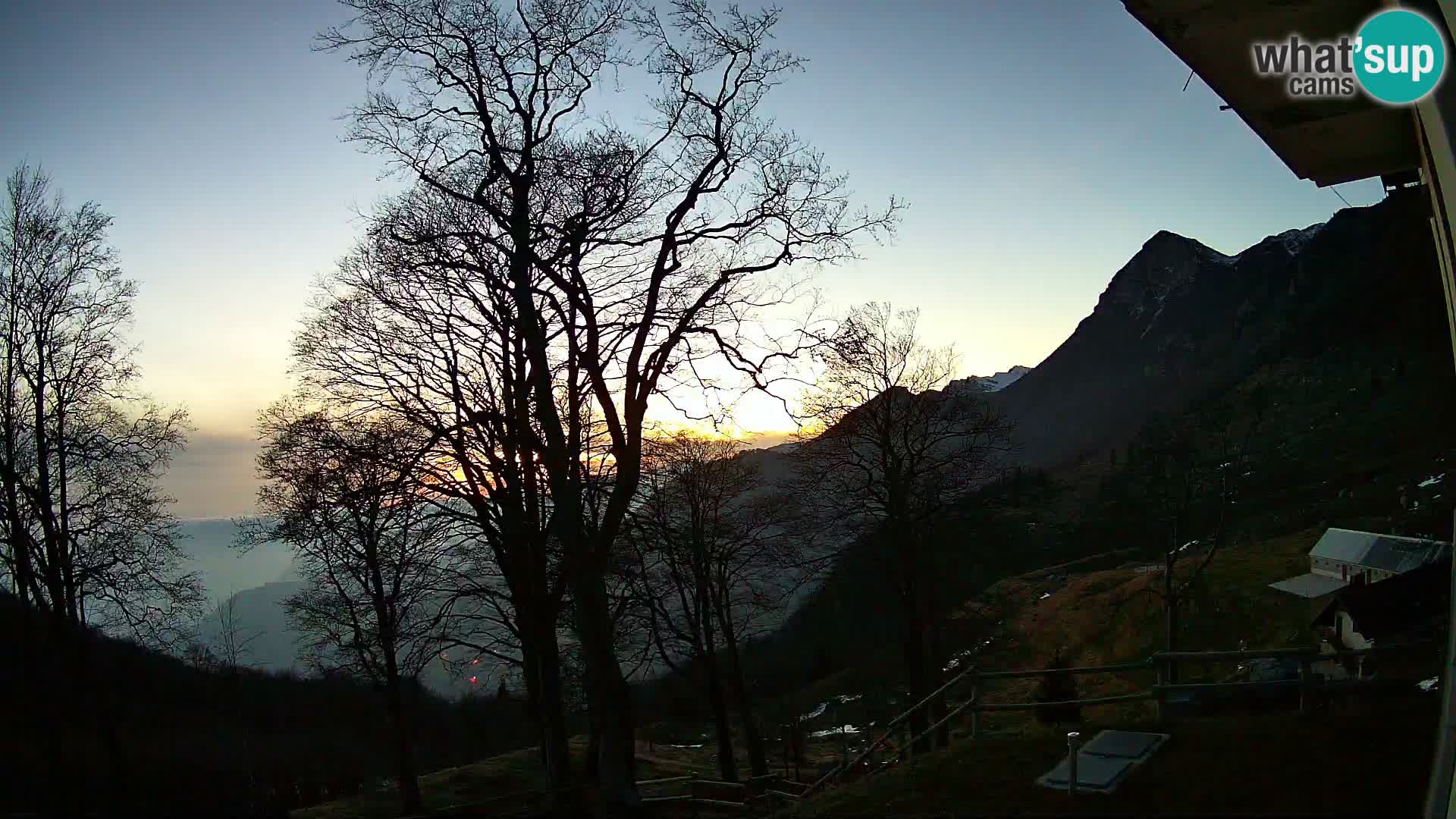 Planina Razor Mountain Hut live cam (1315) | view to Tolminski Migovec