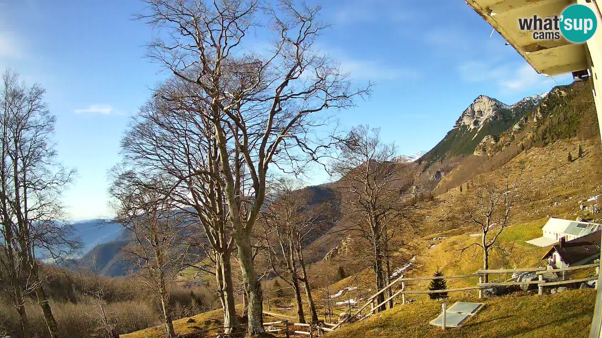 Cámara en vivo de la cabaña de montaña Planina Razor (1315) | vista hacia Tolminski Migovec