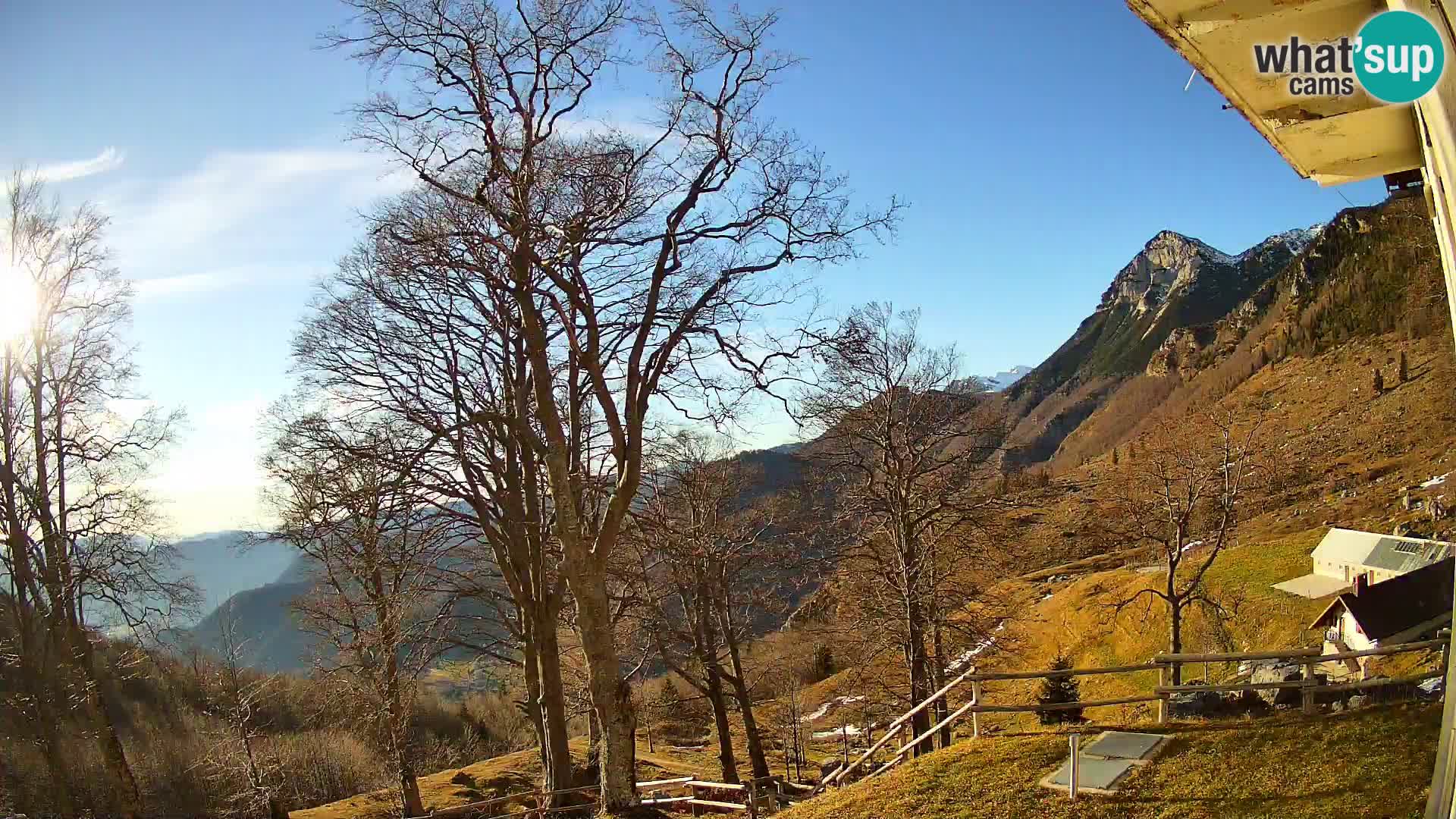 Cámara en vivo de la cabaña de montaña Planina Razor (1315) | vista hacia Tolminski Migovec
