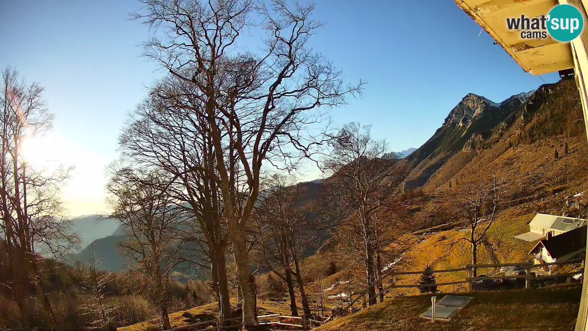 Baita di montagna Planina Razor webcam (1315) | vista su Tolminski Migovec