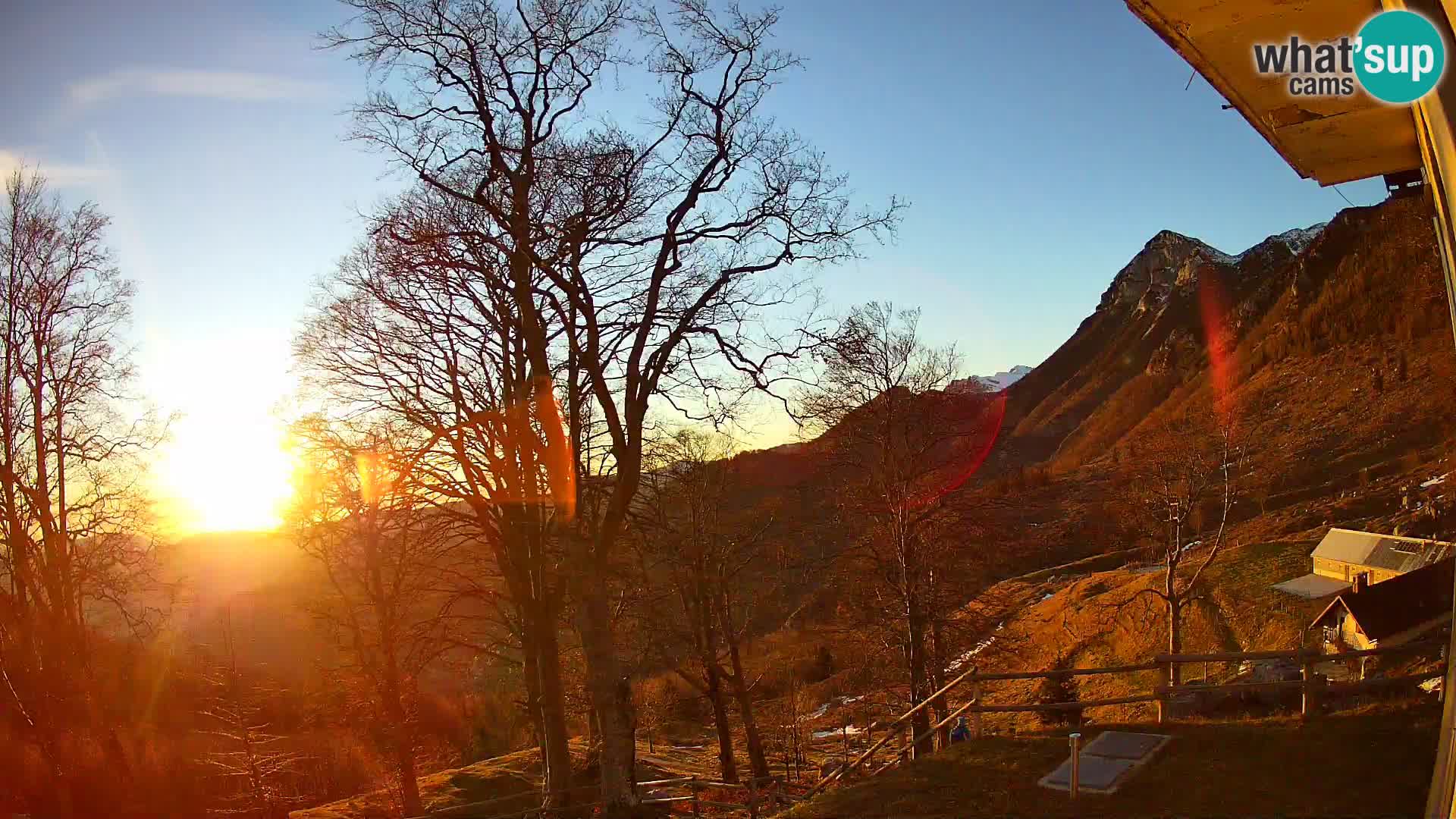 Cámara en vivo de la cabaña de montaña Planina Razor (1315) | vista hacia Tolminski Migovec