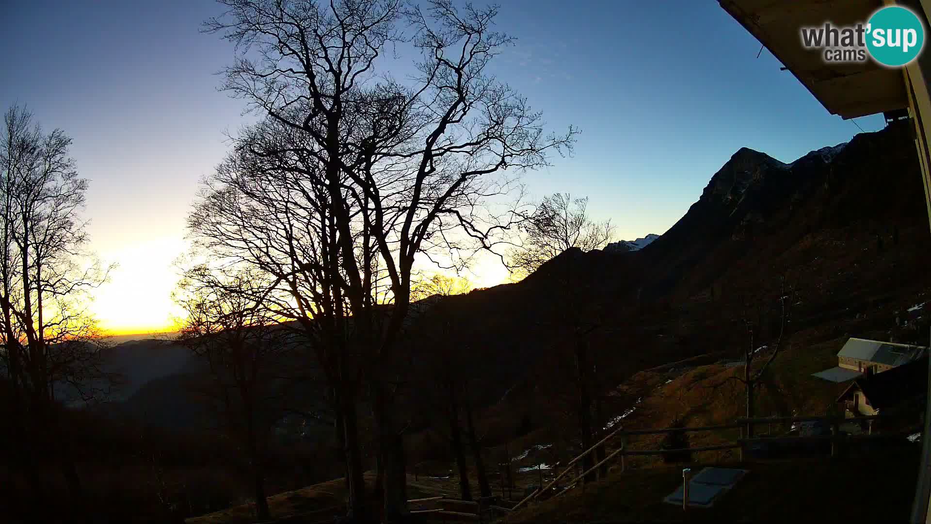 Cámara en vivo de la cabaña de montaña Planina Razor (1315) | vista hacia Tolminski Migovec