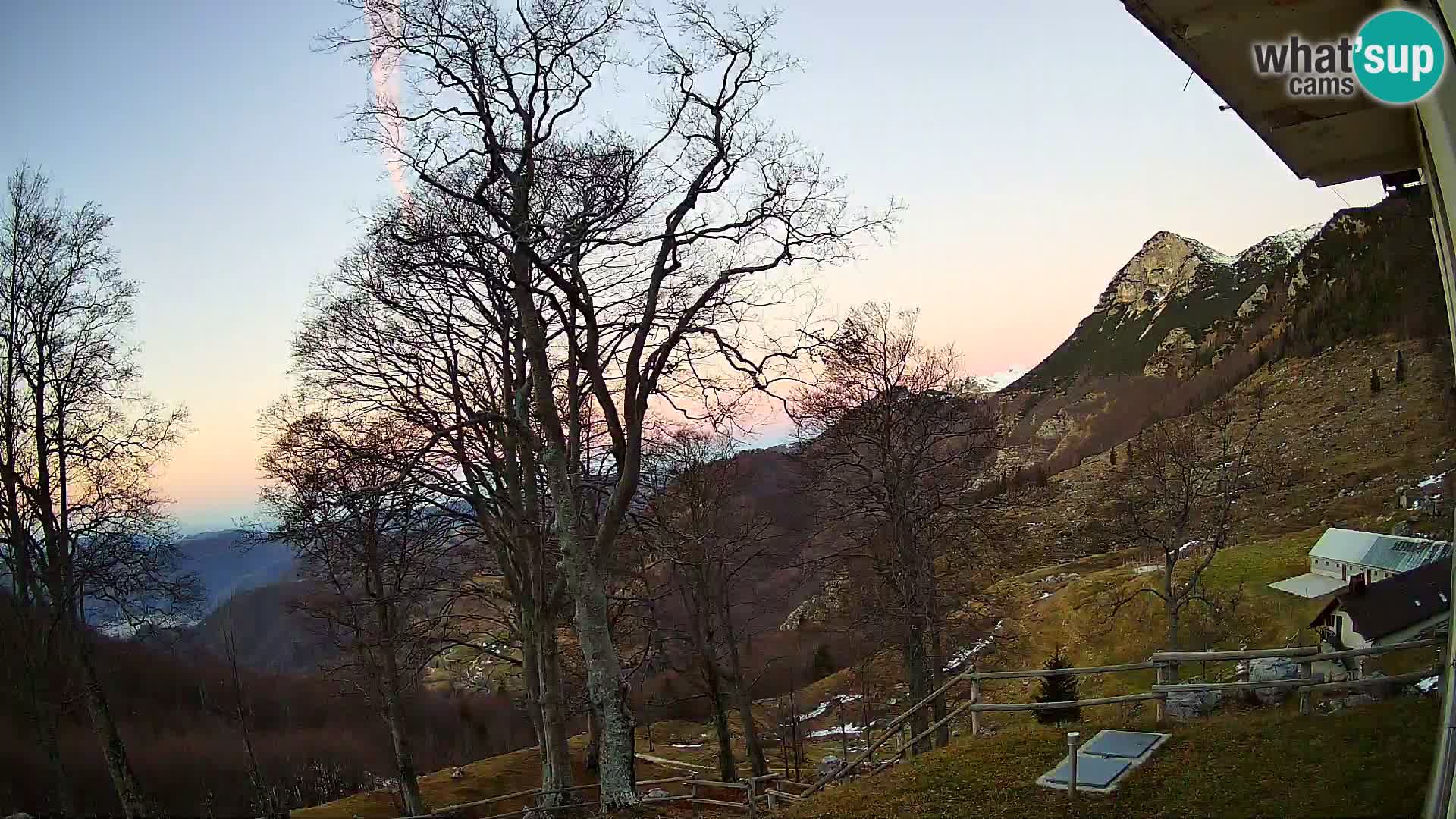 Koča na Planini Razor spletna kamera (1315) | Pogled na Tolminski Migovec