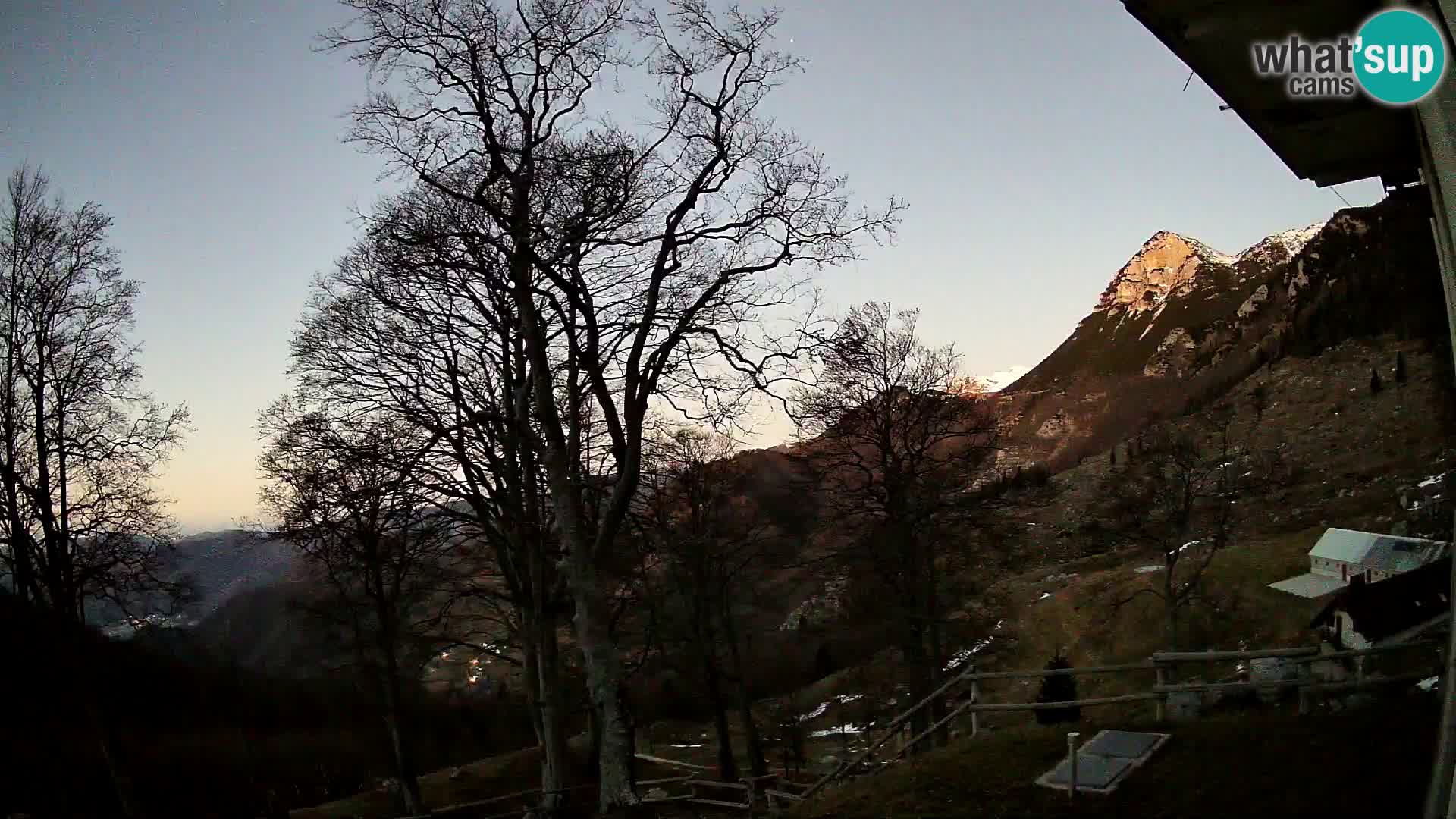 Koča na Planini Razor spletna kamera (1315) | Pogled na Tolminski Migovec