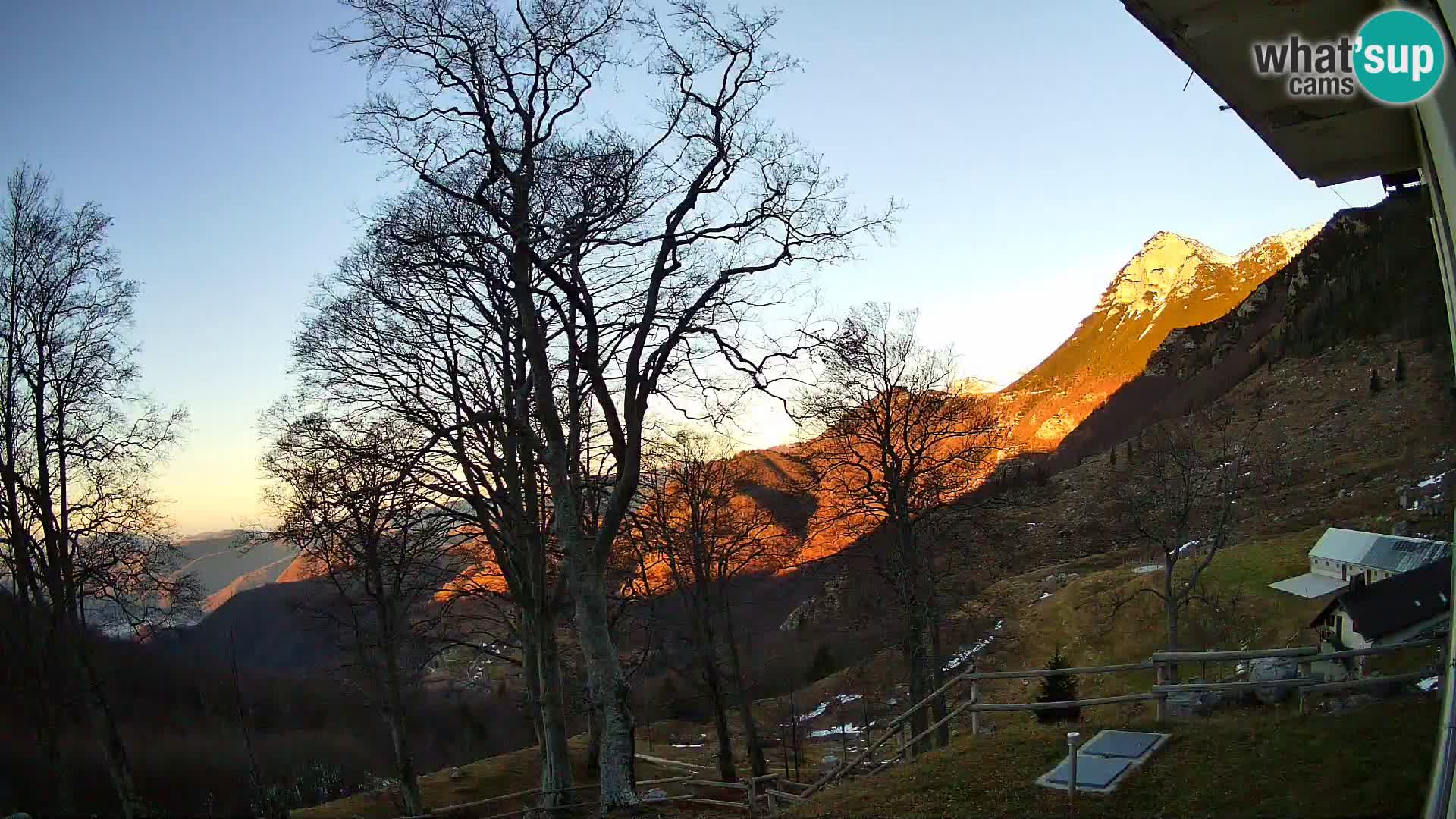 Baita di montagna Planina Razor webcam (1315) | vista su Tolminski Migovec