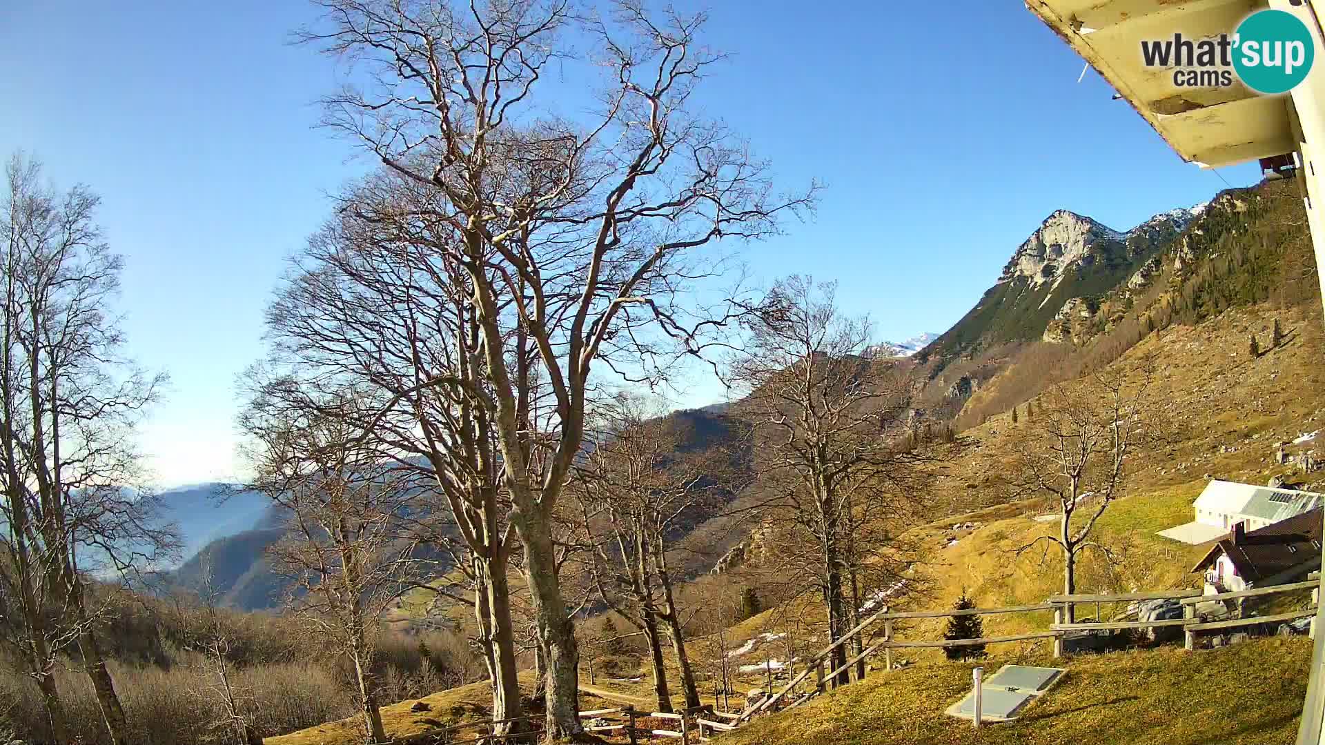 Koča na Planini Razor spletna kamera (1315) | Pogled na Tolminski Migovec