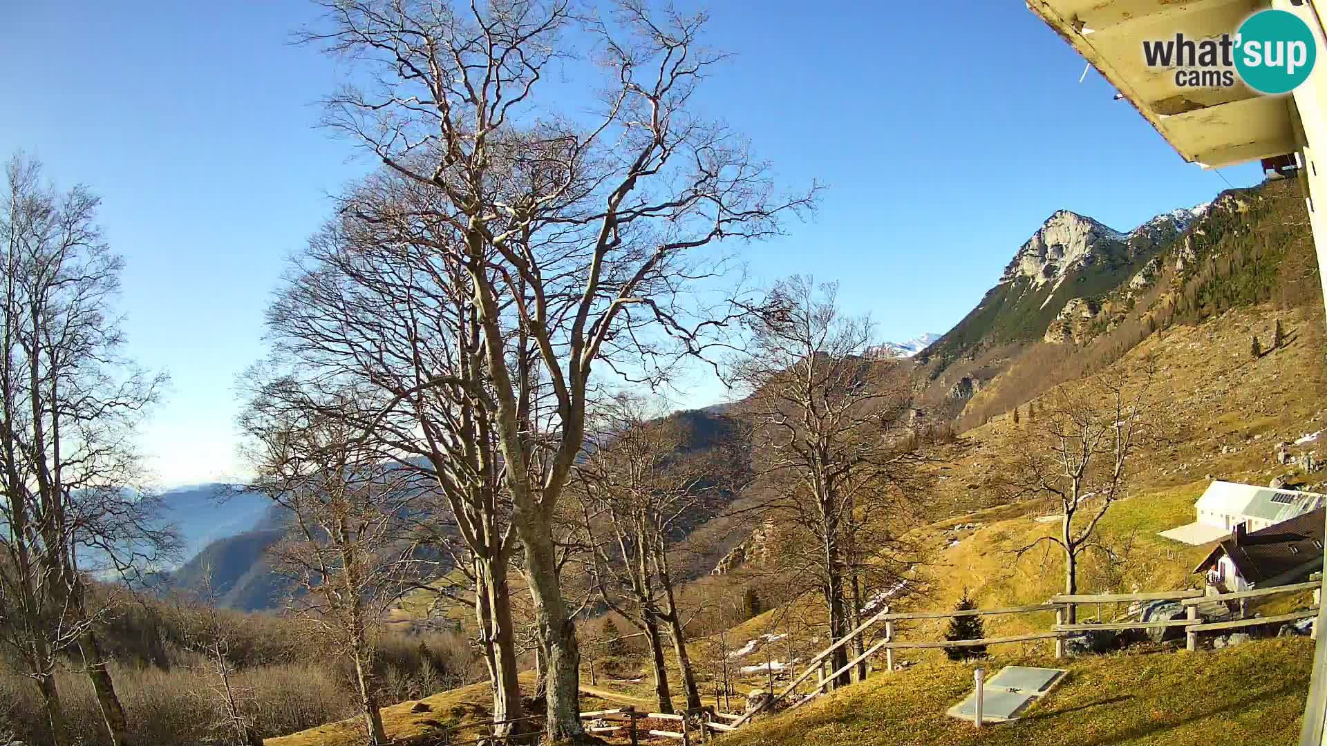 Planina Razor Bergütte Webcam (1315) | Blick auf Tolminski Migovec