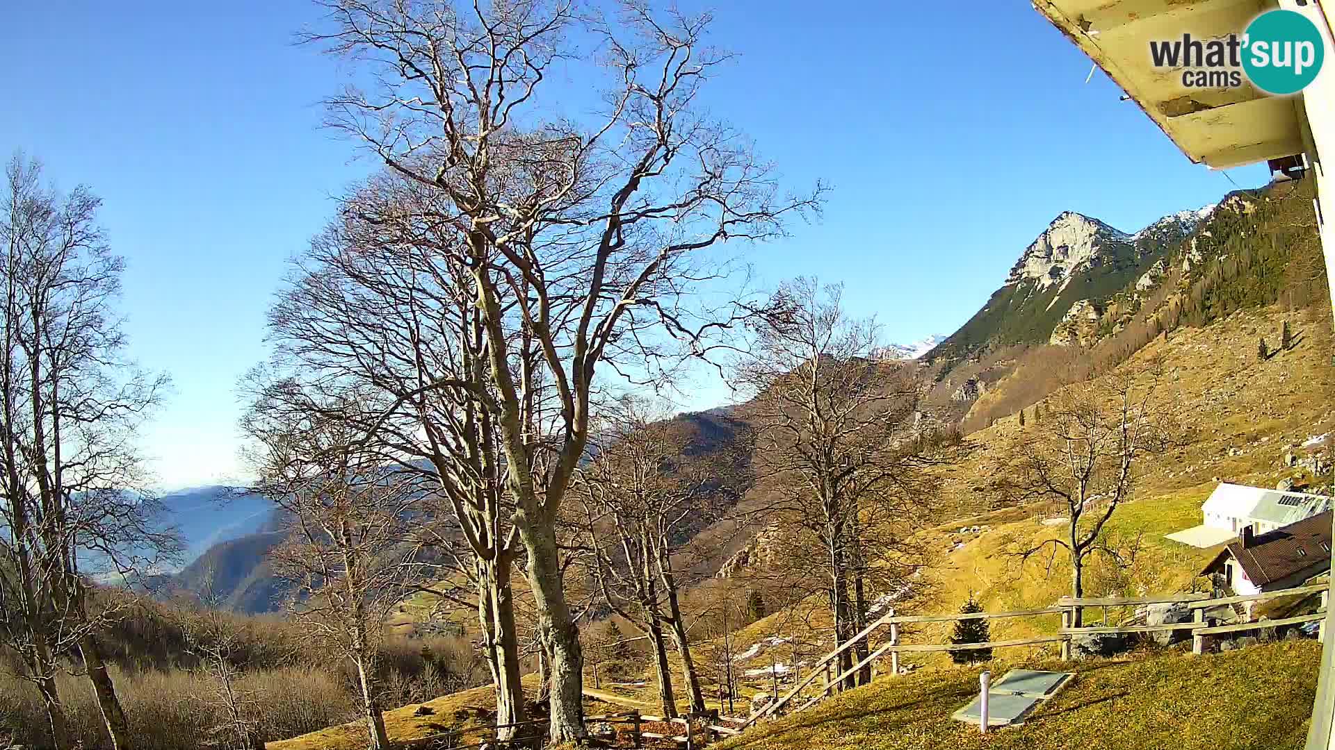 Cámara en vivo de la cabaña de montaña Planina Razor (1315) | vista hacia Tolminski Migovec