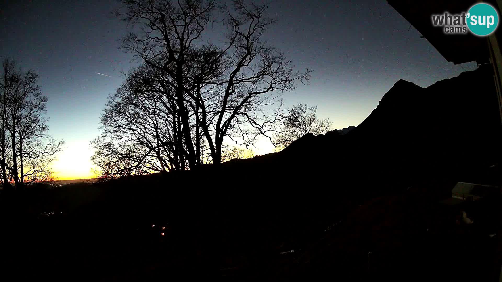 Cámara en vivo de la cabaña de montaña Planina Razor (1315) | vista hacia Tolminski Migovec