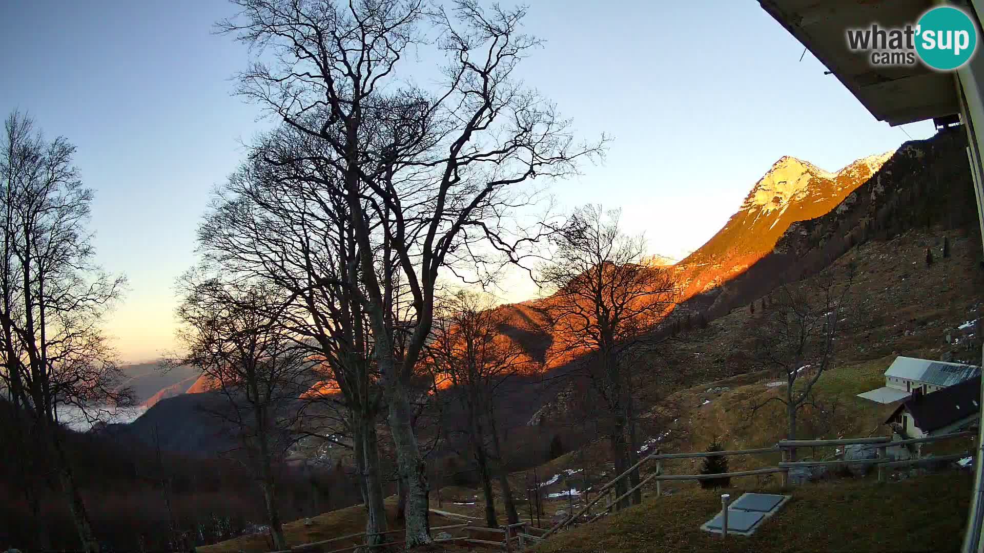 Koča na Planini Razor spletna kamera (1315) | Pogled na Tolminski Migovec