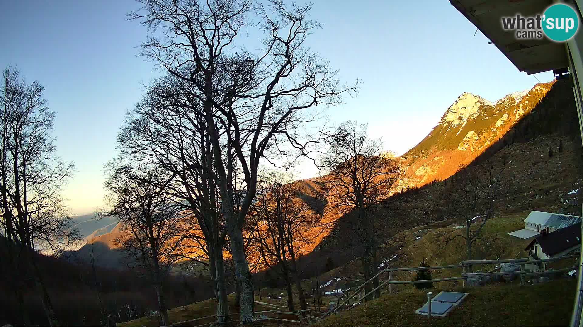 Planina Razor Bergütte Webcam (1315) | Blick auf Tolminski Migovec