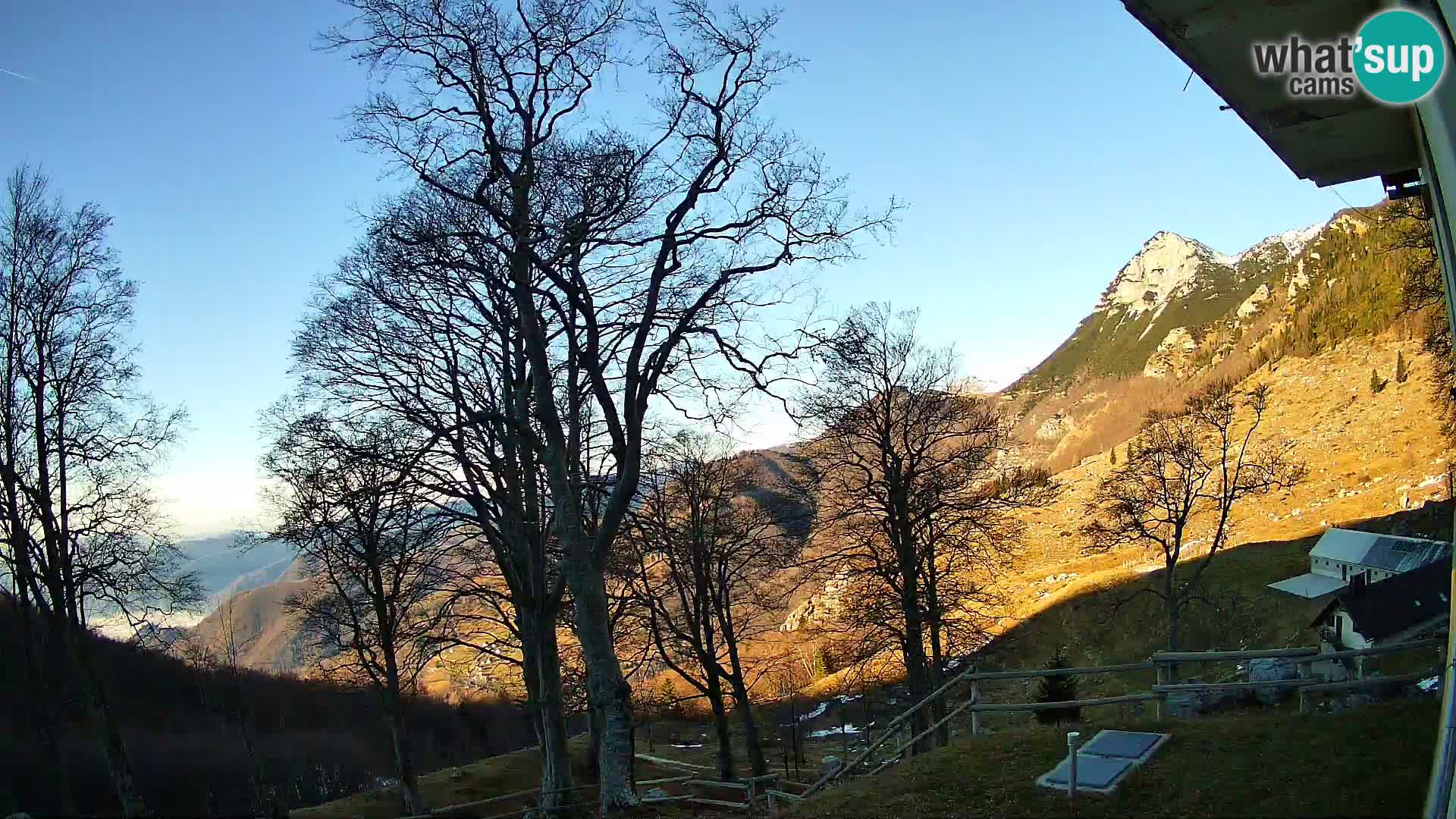 Baita di montagna Planina Razor webcam (1315) | vista su Tolminski Migovec