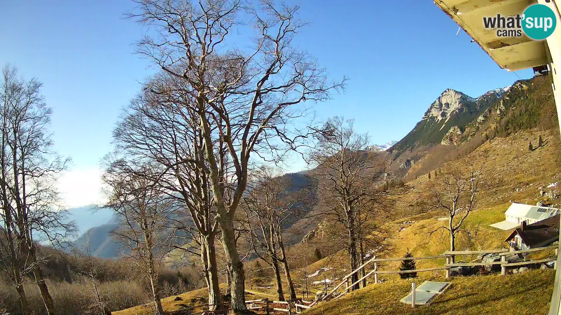 Cámara en vivo de la cabaña de montaña Planina Razor (1315) | vista hacia Tolminski Migovec