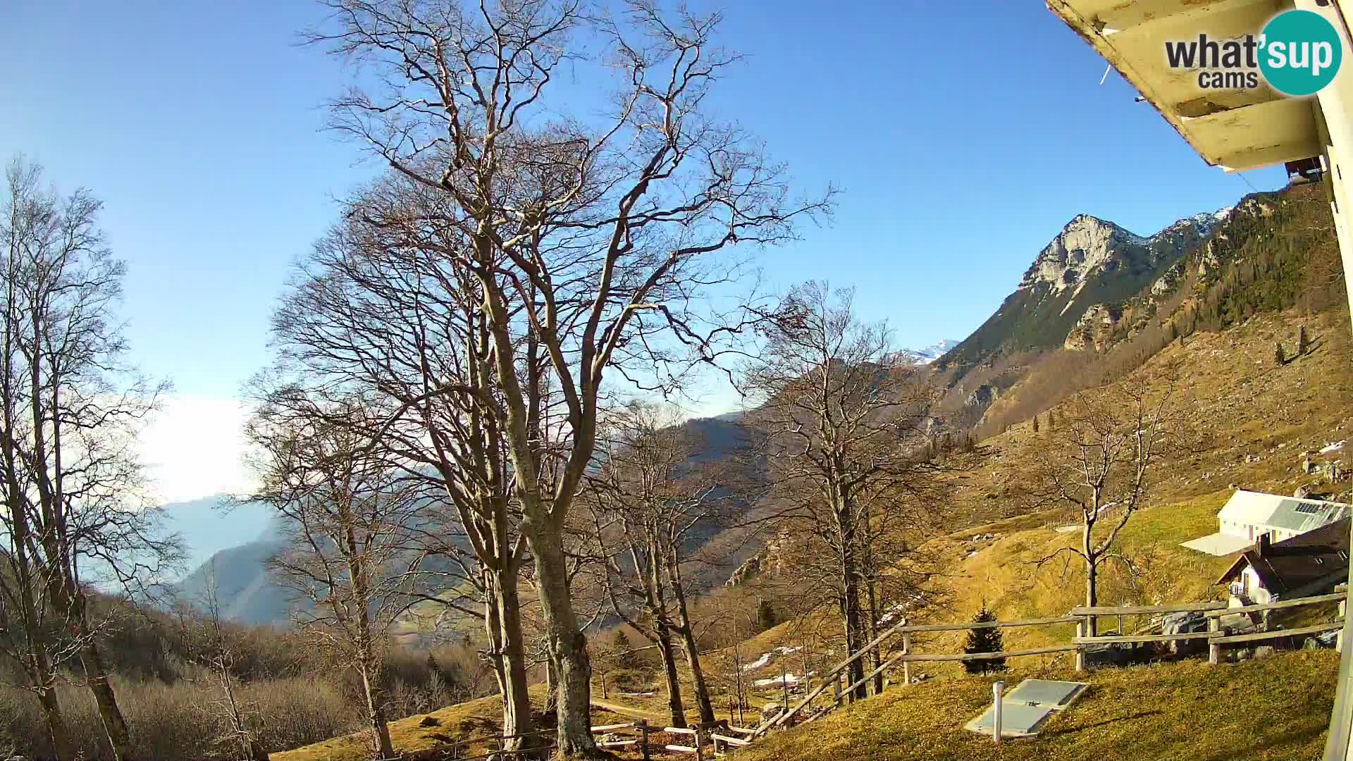 Cámara en vivo de la cabaña de montaña Planina Razor (1315) | vista hacia Tolminski Migovec