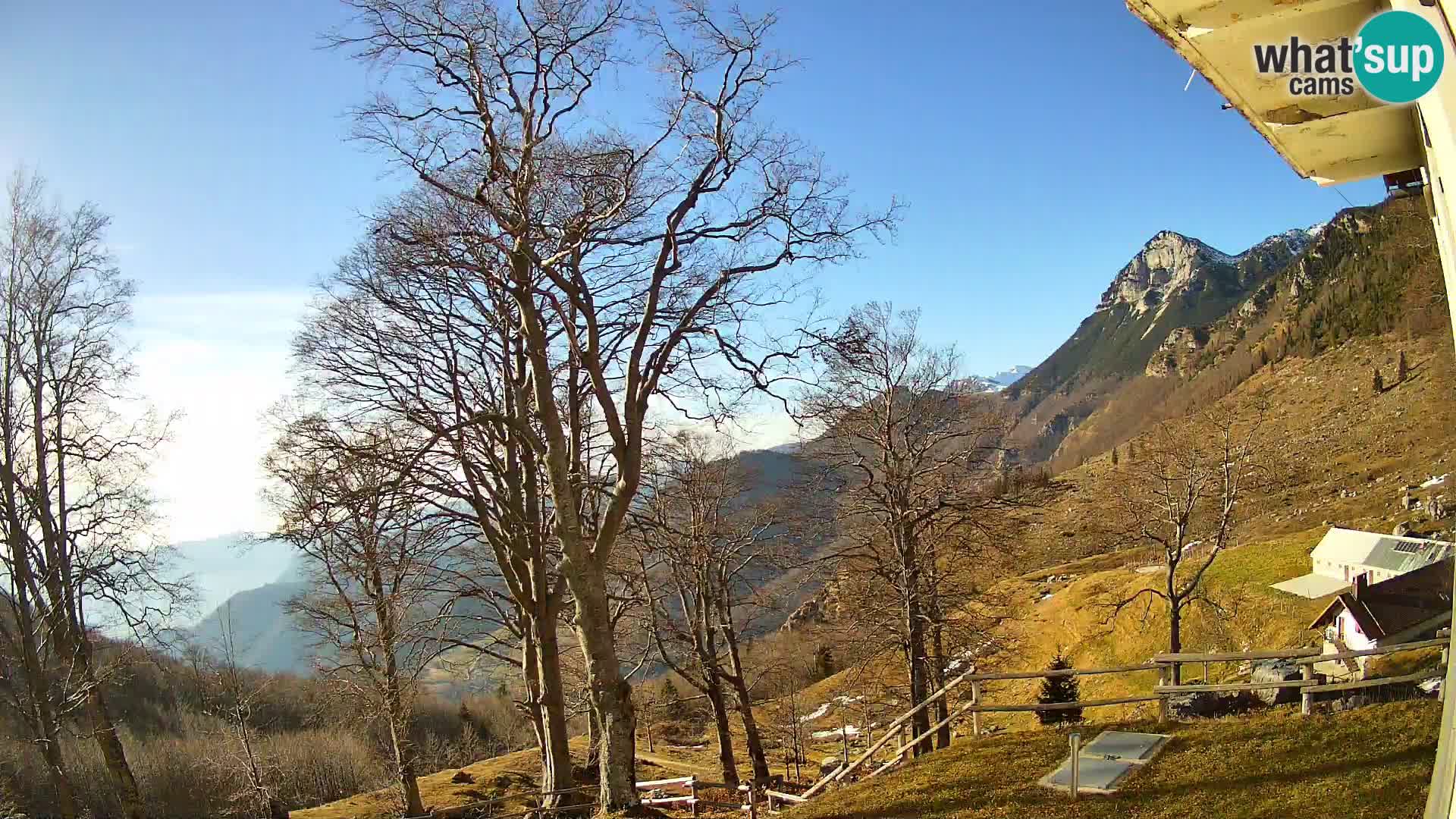 Cámara en vivo de la cabaña de montaña Planina Razor (1315) | vista hacia Tolminski Migovec