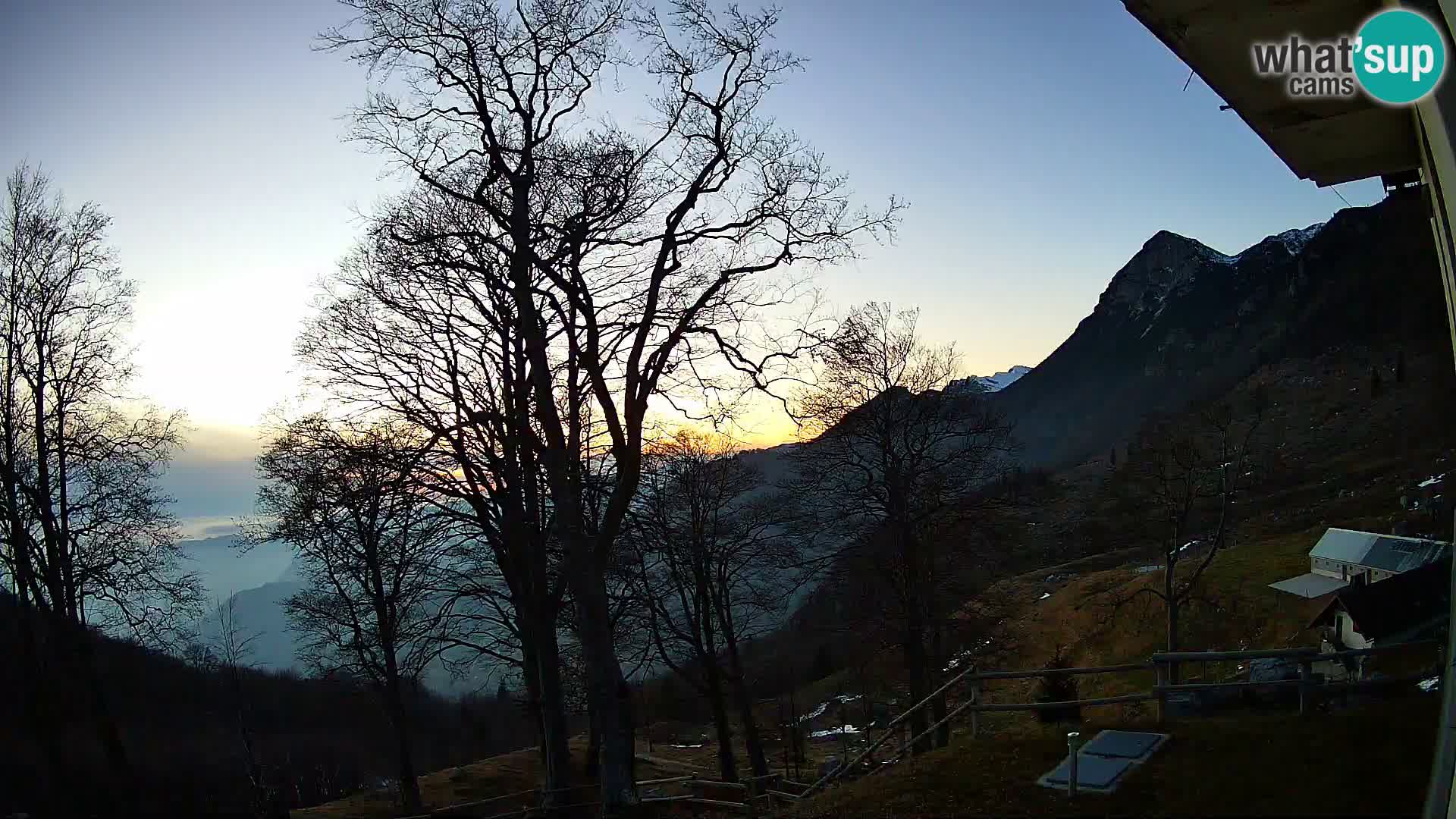 Planina Razor Bergütte Webcam (1315) | Blick auf Tolminski Migovec
