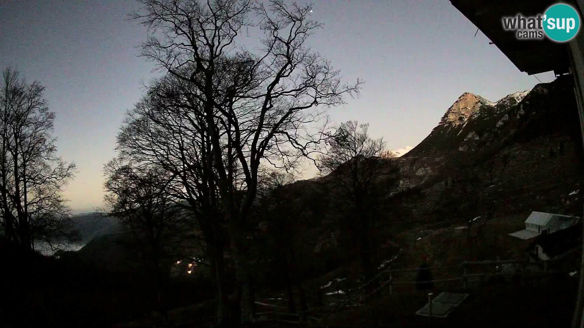 Koča na Planini Razor spletna kamera (1315) | Pogled na Tolminski Migovec