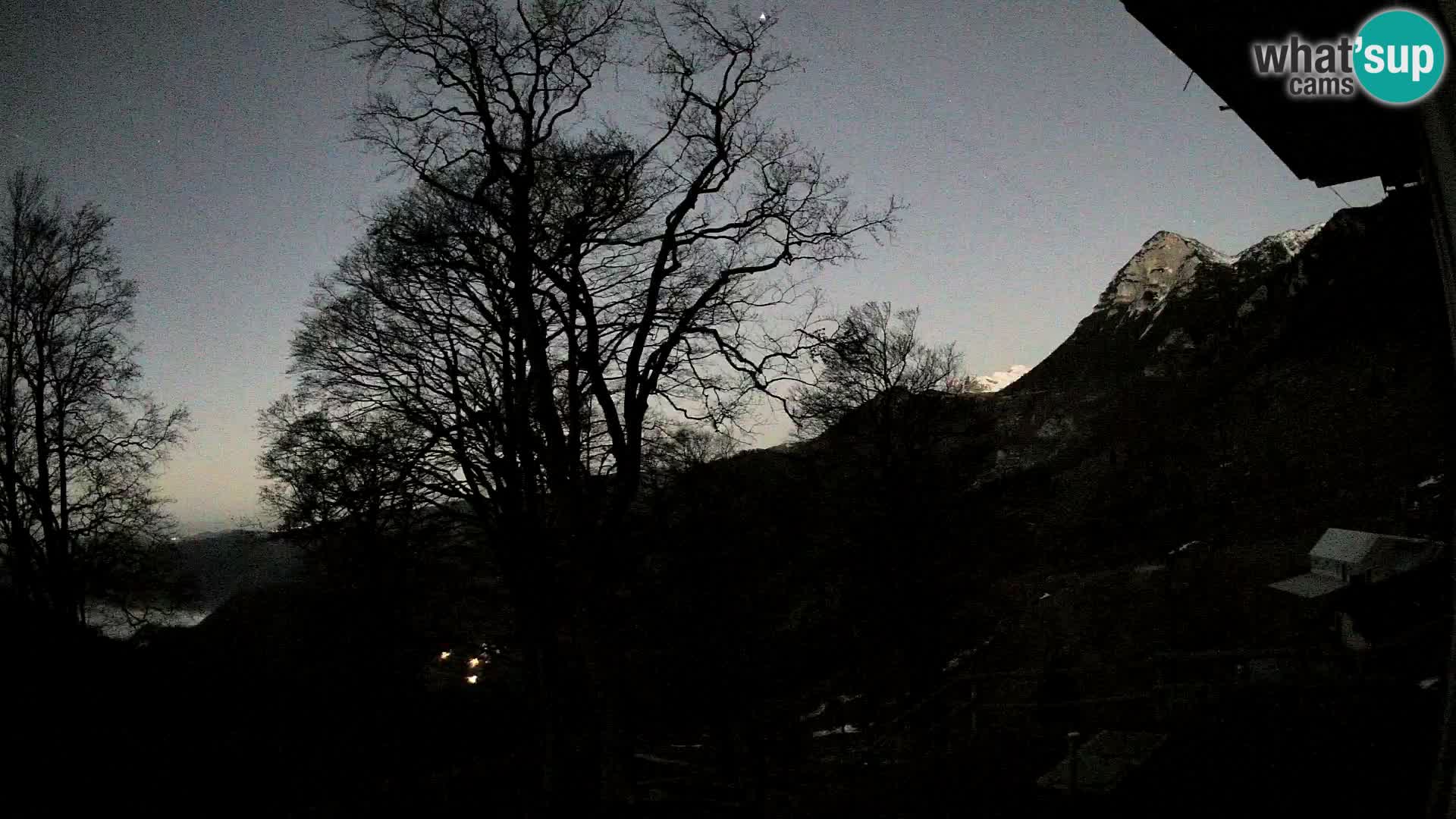 Koča na Planini Razor spletna kamera (1315) | Pogled na Tolminski Migovec