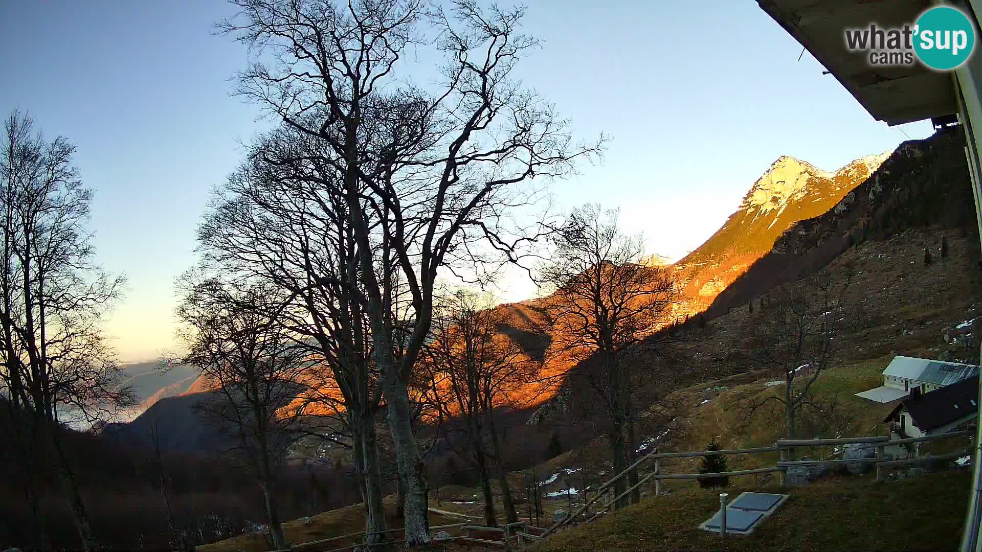 Cámara en vivo de la cabaña de montaña Planina Razor (1315) | vista hacia Tolminski Migovec