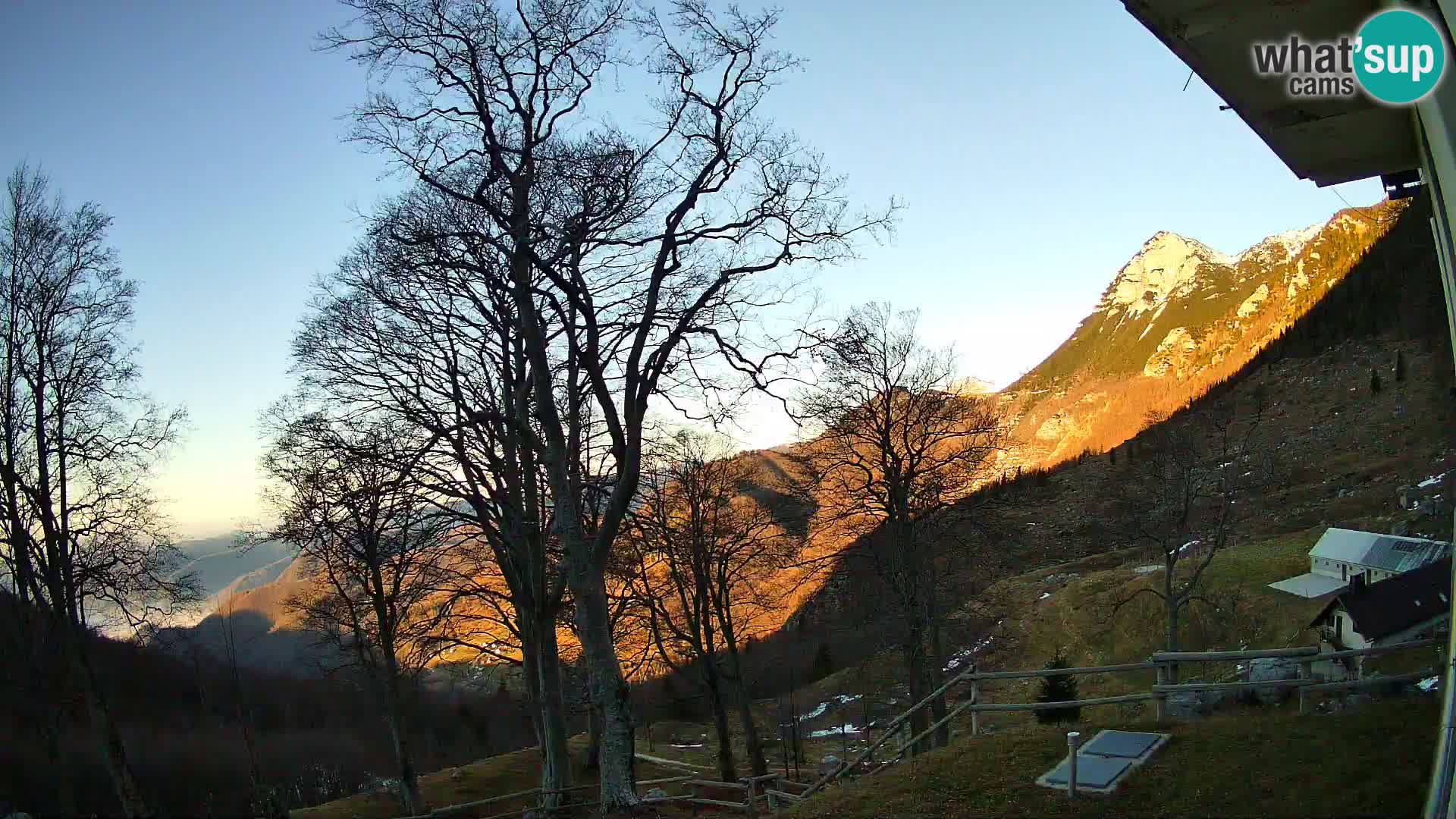 Baita di montagna Planina Razor webcam (1315) | vista su Tolminski Migovec