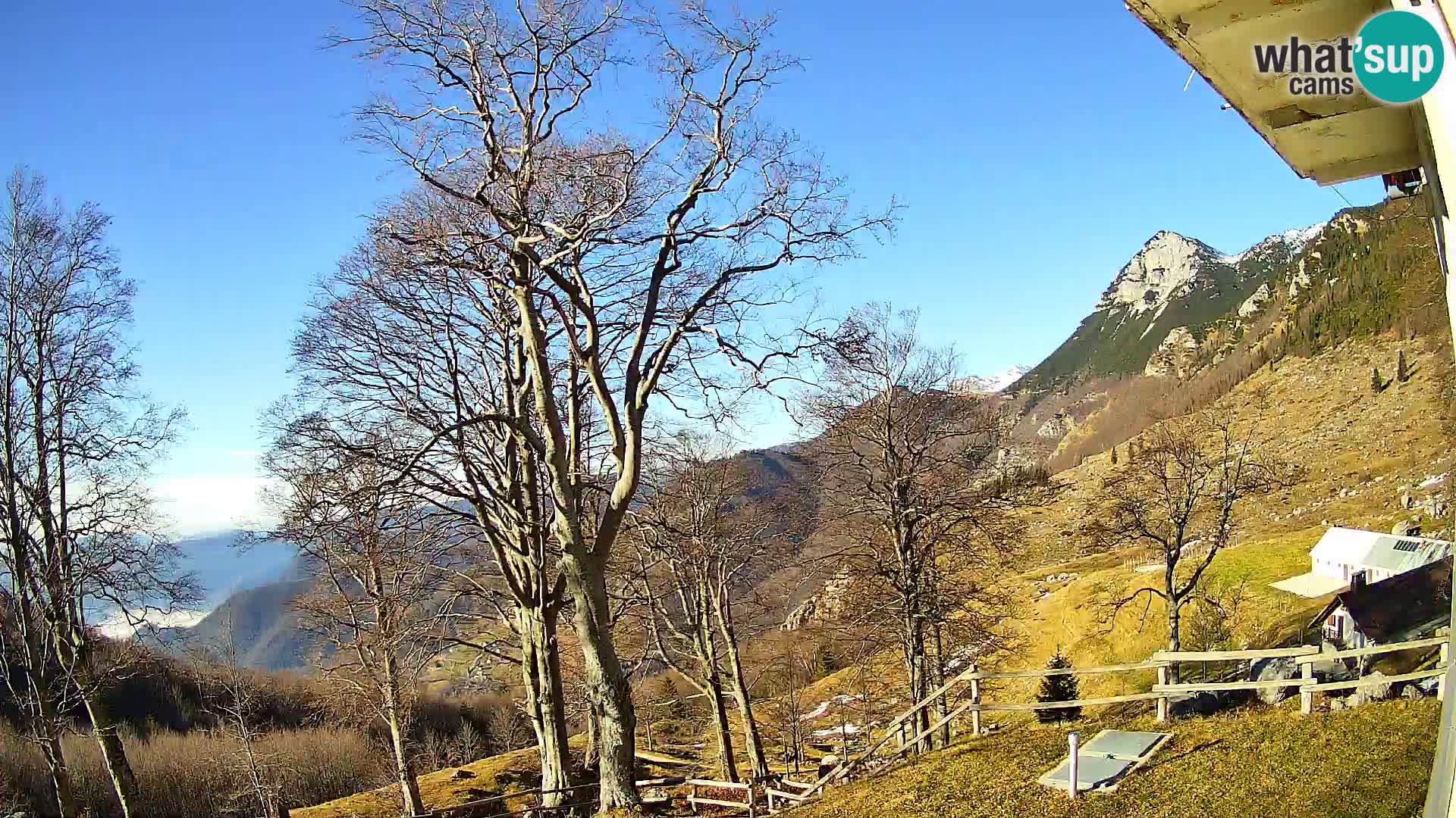 Planina Razor Mountain Hut live cam (1315) | view to Tolminski Migovec