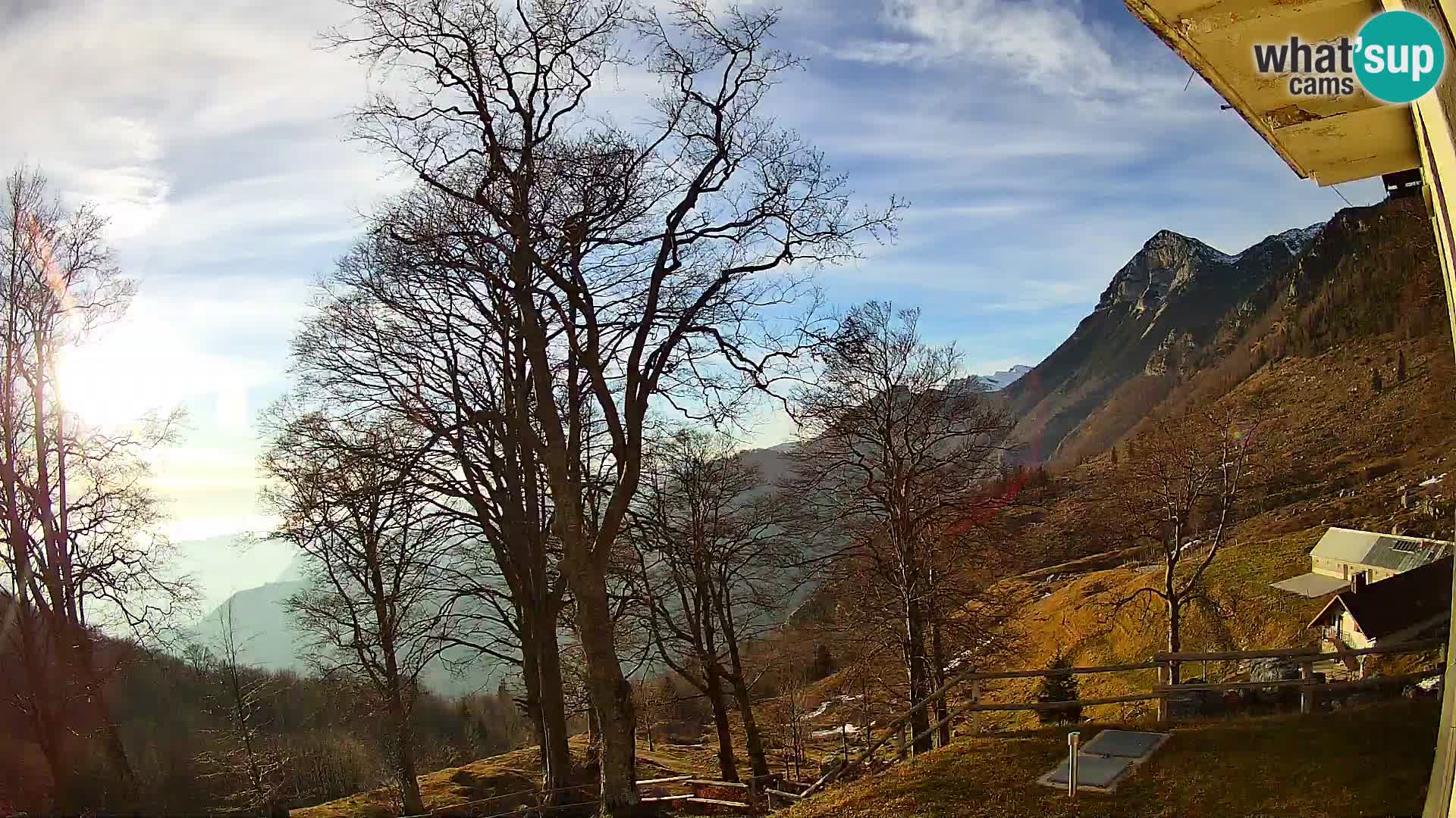 Cámara en vivo de la cabaña de montaña Planina Razor (1315) | vista hacia Tolminski Migovec