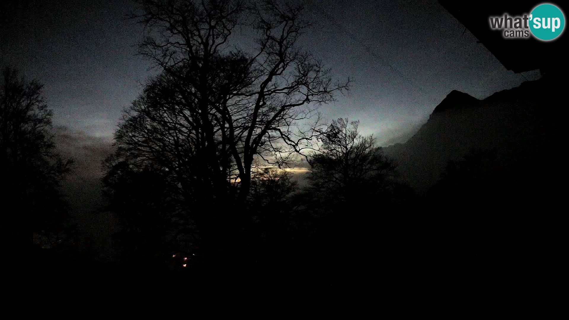 Koča na Planini Razor spletna kamera (1315) | Pogled na Tolminski Migovec