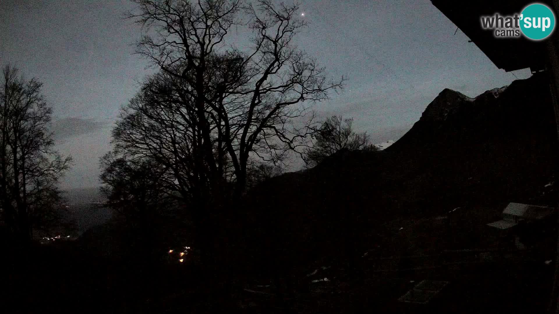 Cámara en vivo de la cabaña de montaña Planina Razor (1315) | vista hacia Tolminski Migovec