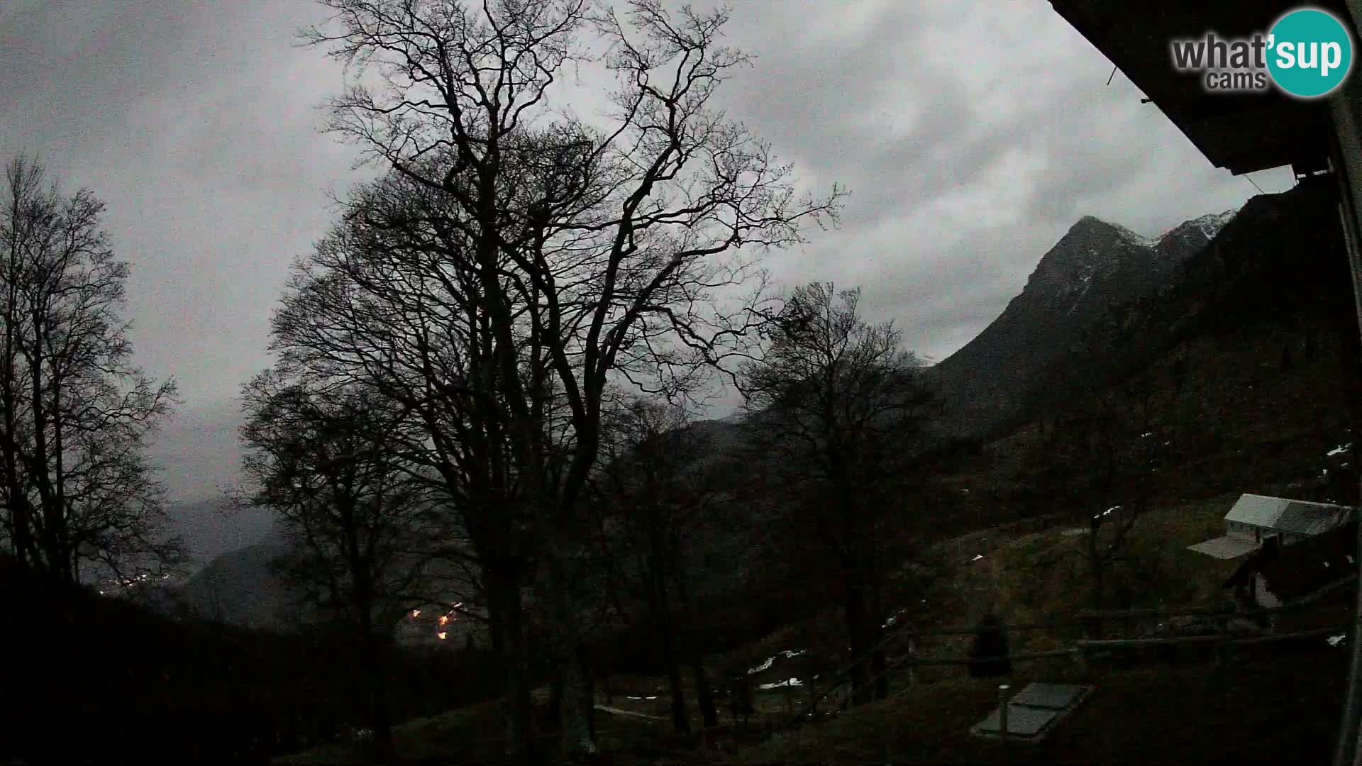 Cámara en vivo de la cabaña de montaña Planina Razor (1315) | vista hacia Tolminski Migovec