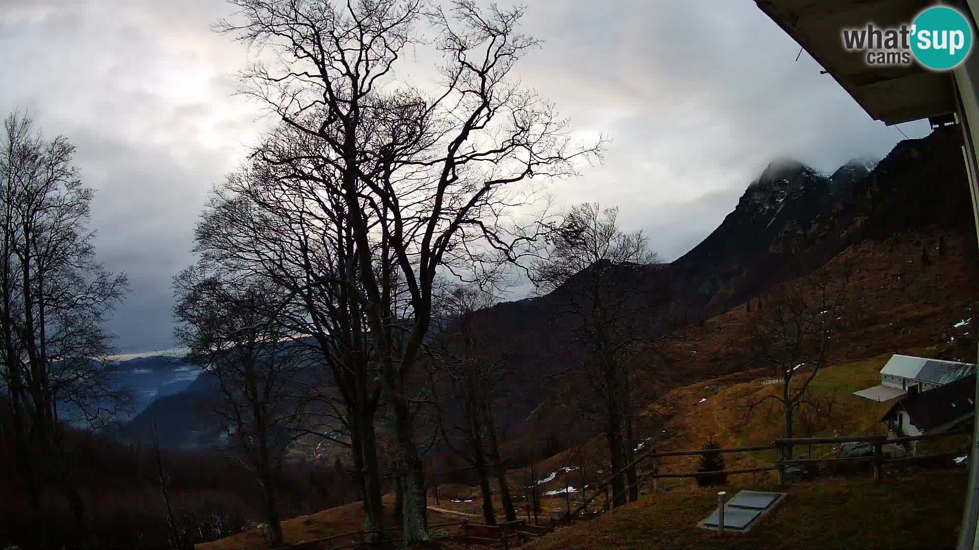 Koča na Planini Razor spletna kamera (1315) | Pogled na Tolminski Migovec